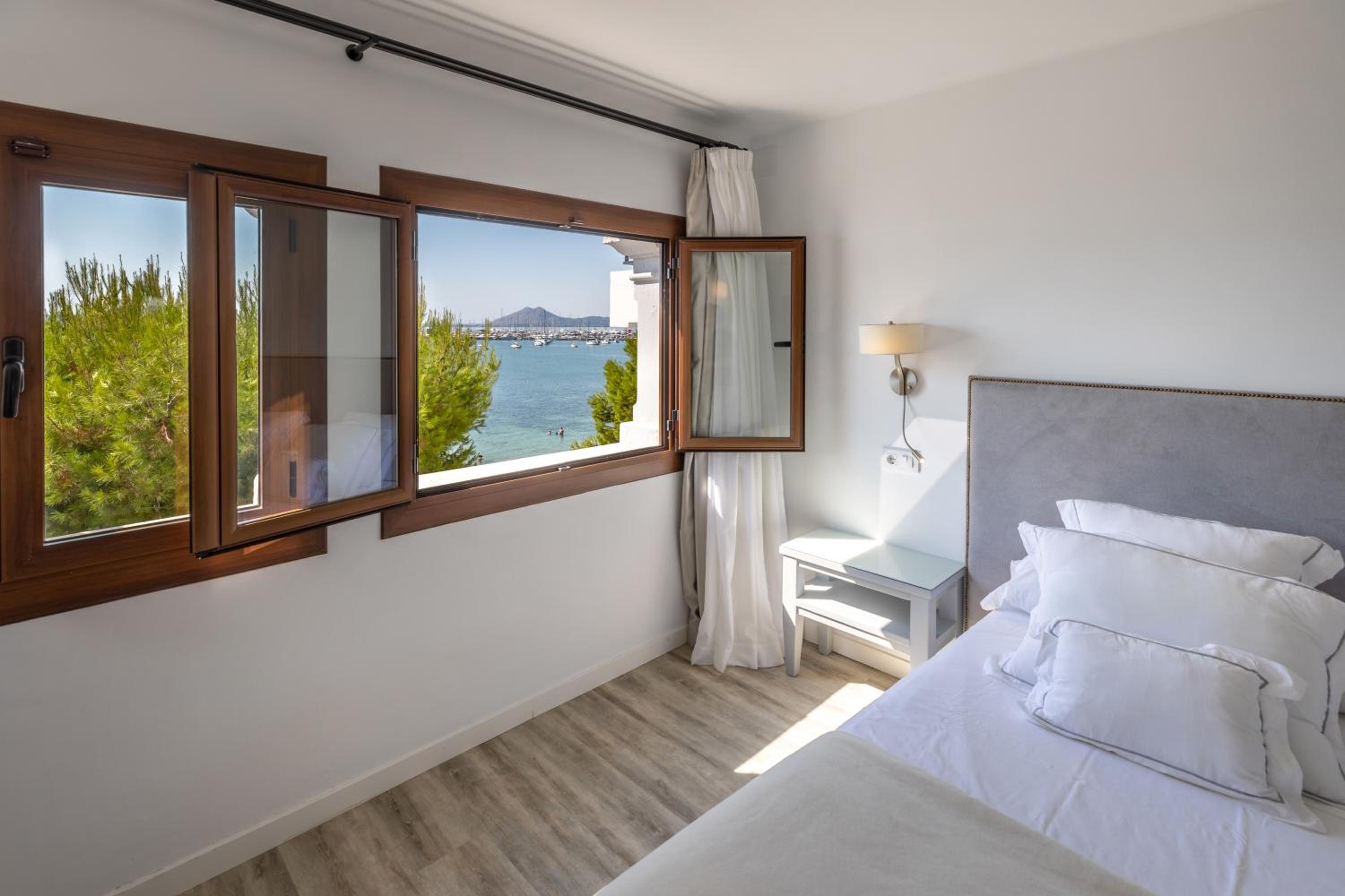 Double or Twin Room with Sea View - Photo 2