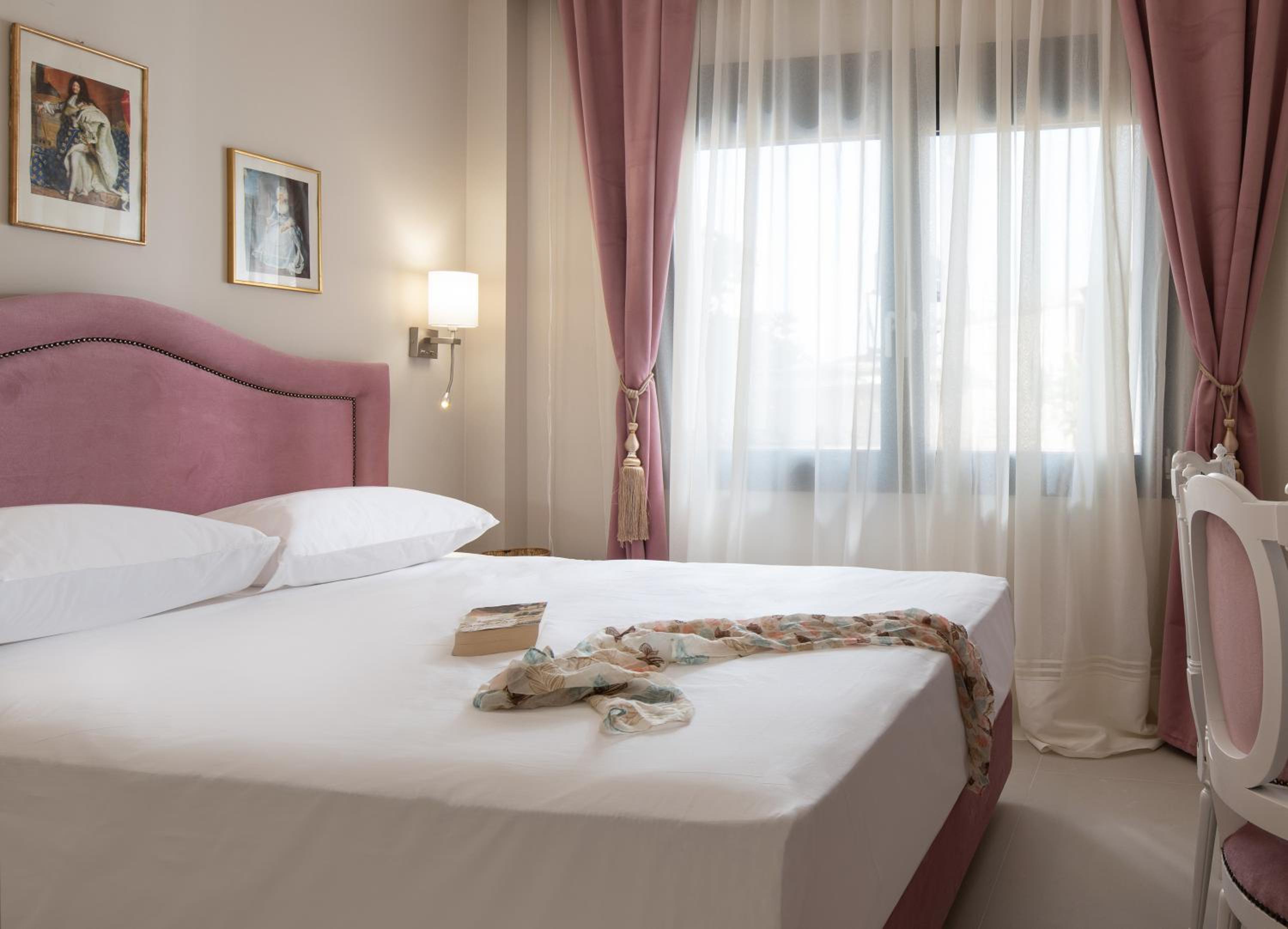 Deluxe Queen Room with Two Queen Beds - Photo 7