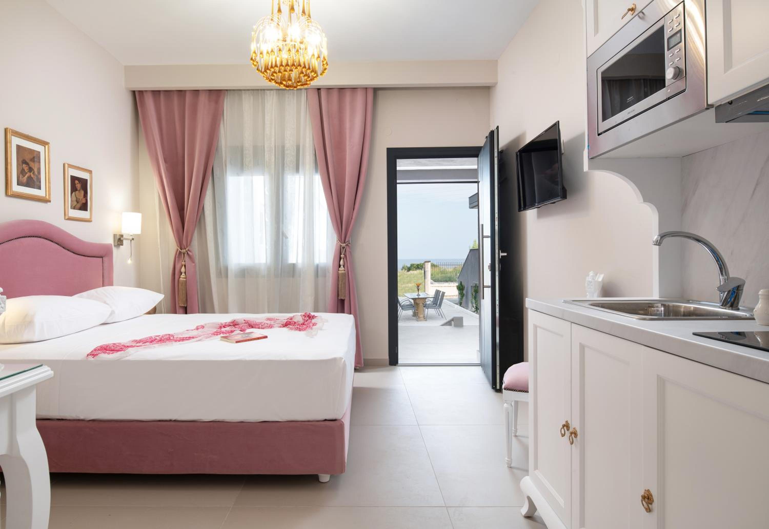 Deluxe Queen Room with Two Queen Beds - Photo 6