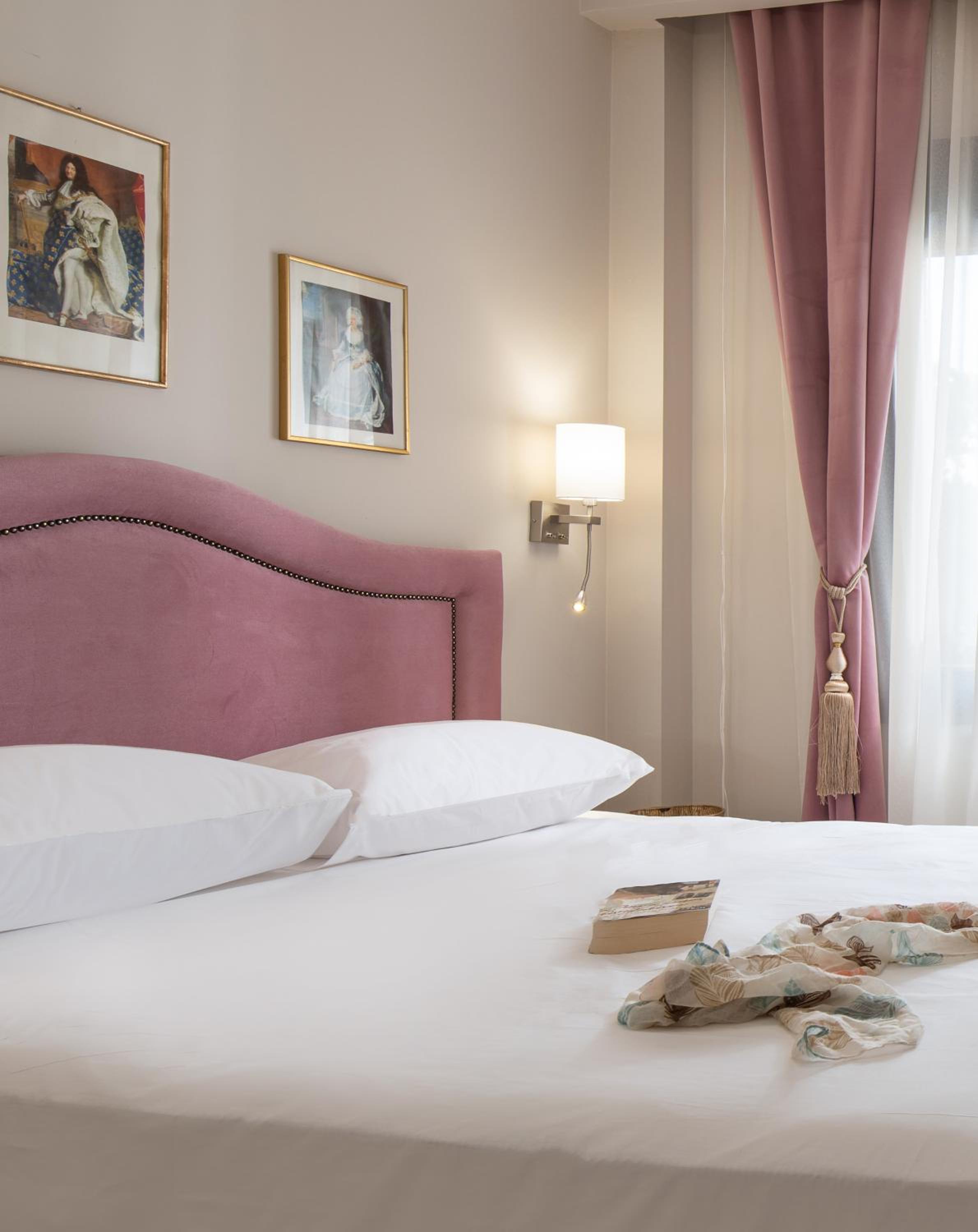 Deluxe Queen Room with Two Queen Beds - Photo 23