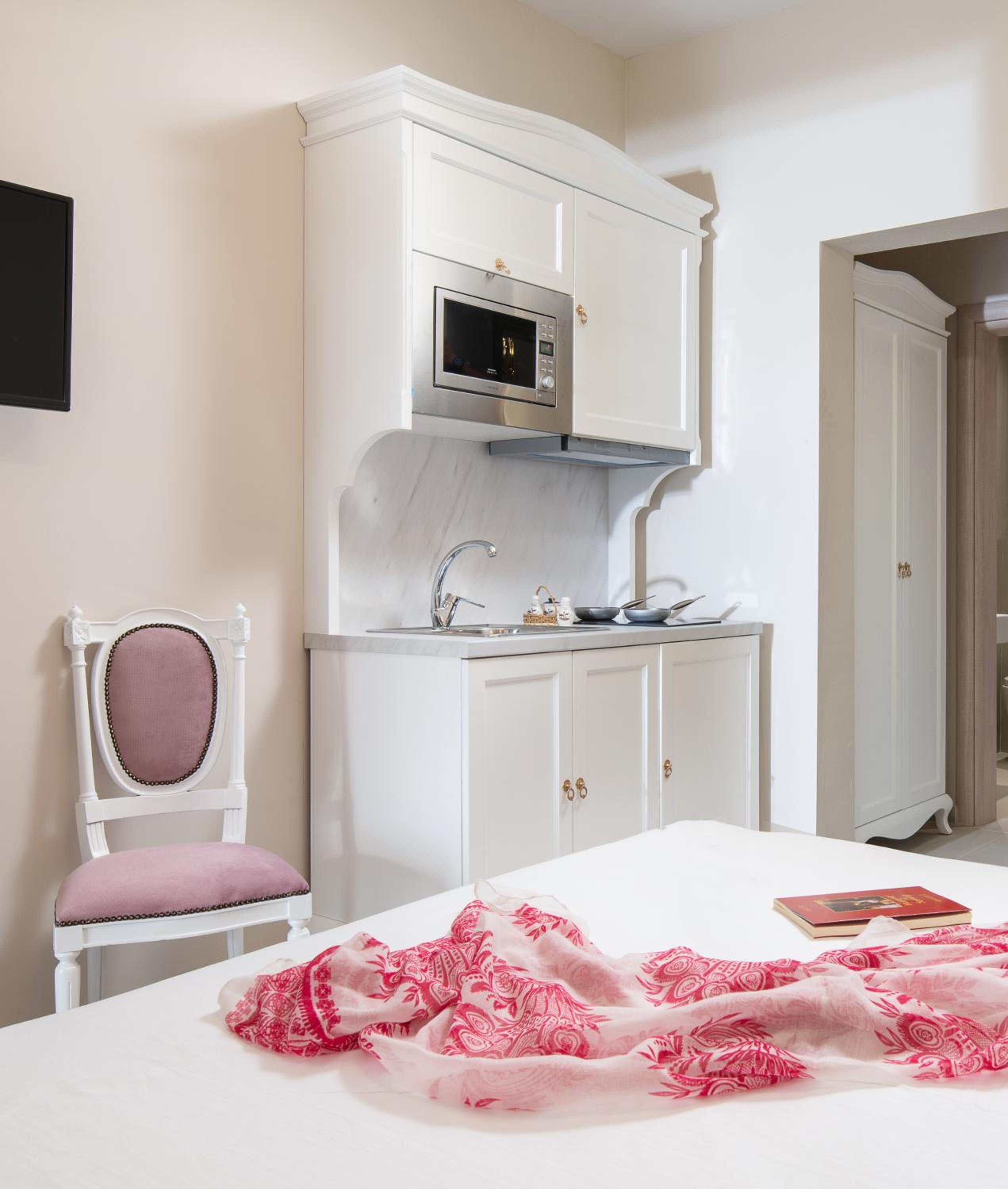 Deluxe Queen Room with Two Queen Beds - Photo 10