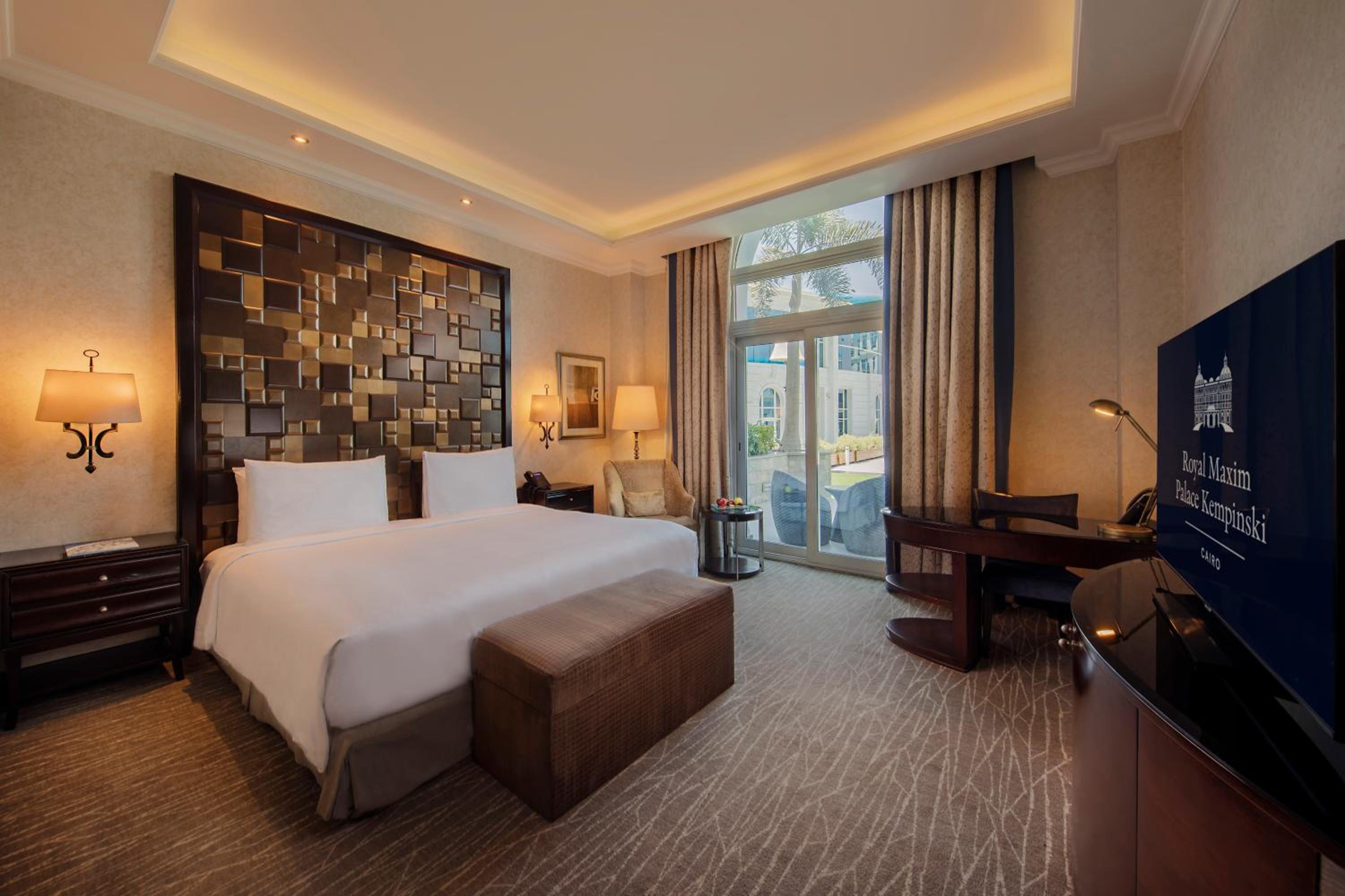 Grand Deluxe Pool Room - Photo 1