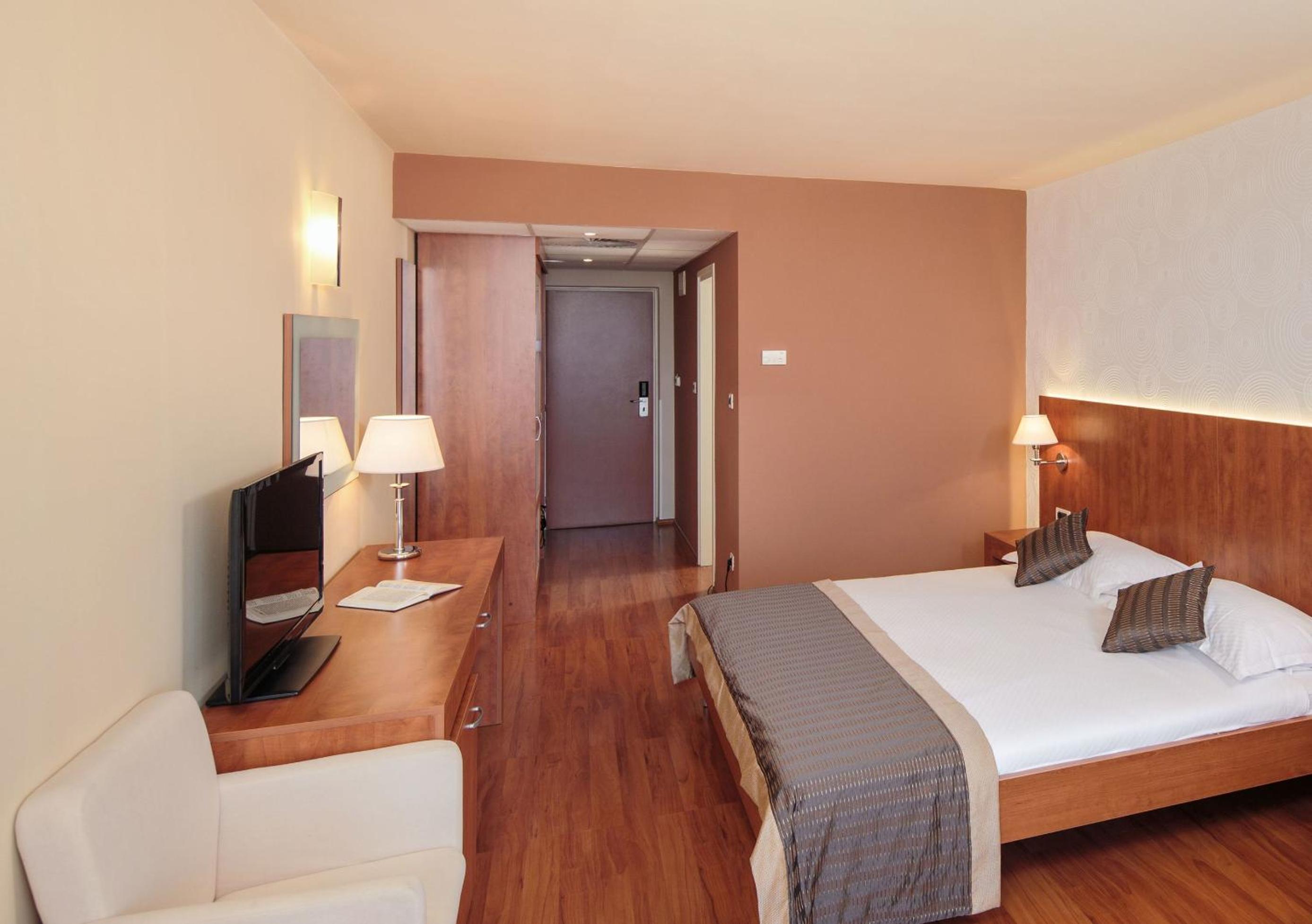 Economy Room with French Bed - Park Side - Photo 2