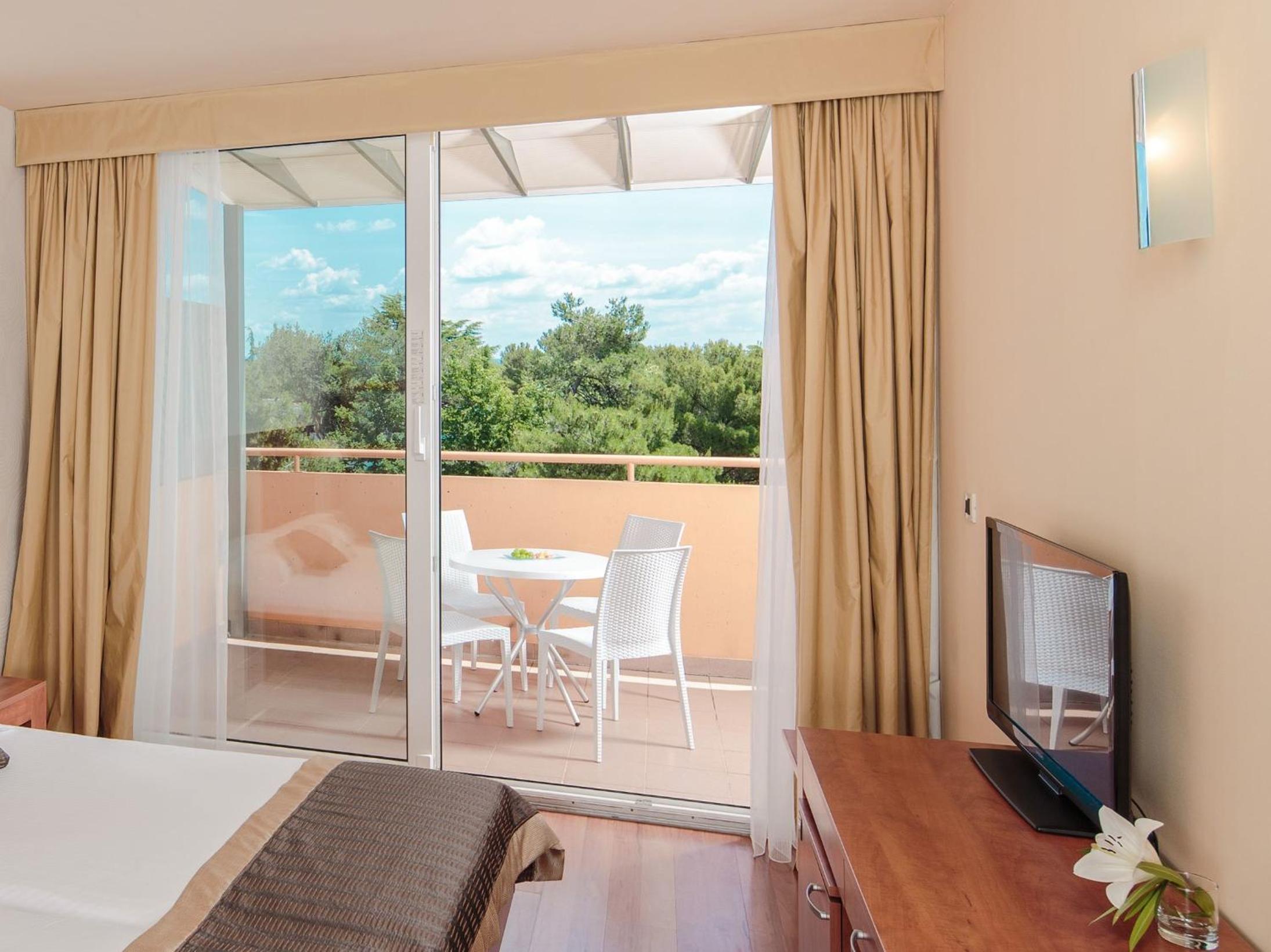 Classic Room with Balcony - Park Side - Photo 3