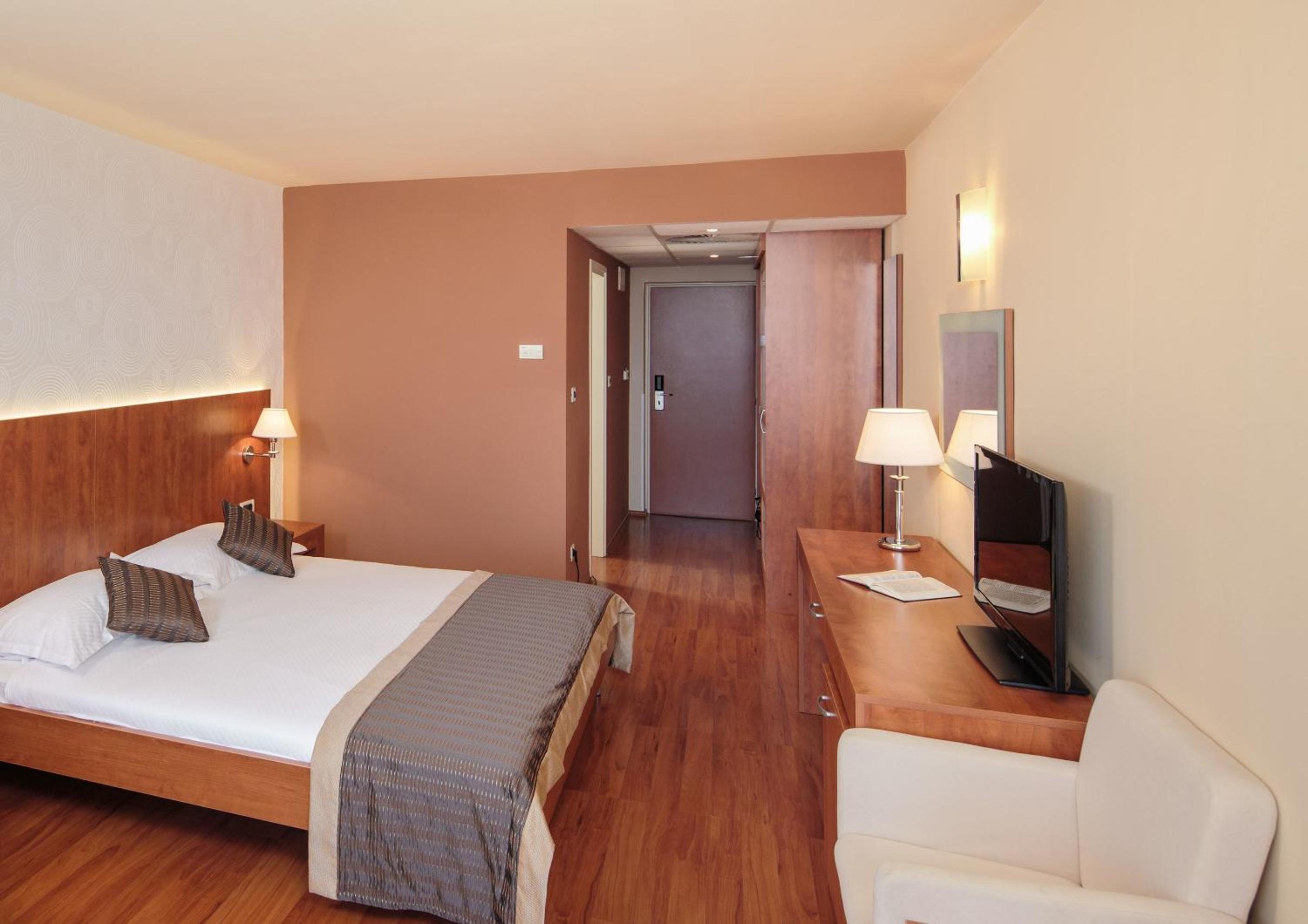 Economy Single Room - Park Side photo 2