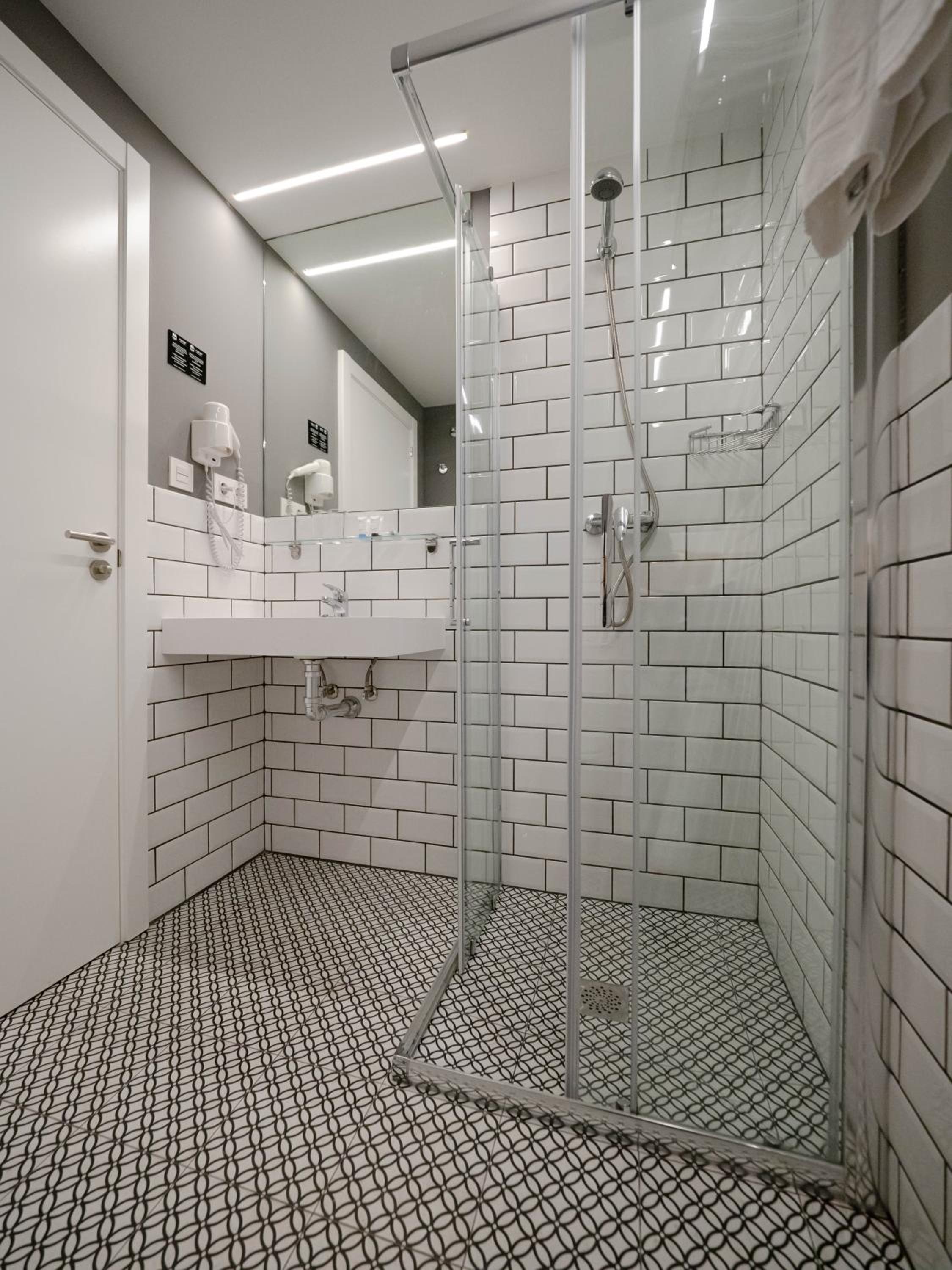 Double or Twin Room - Photo 4
