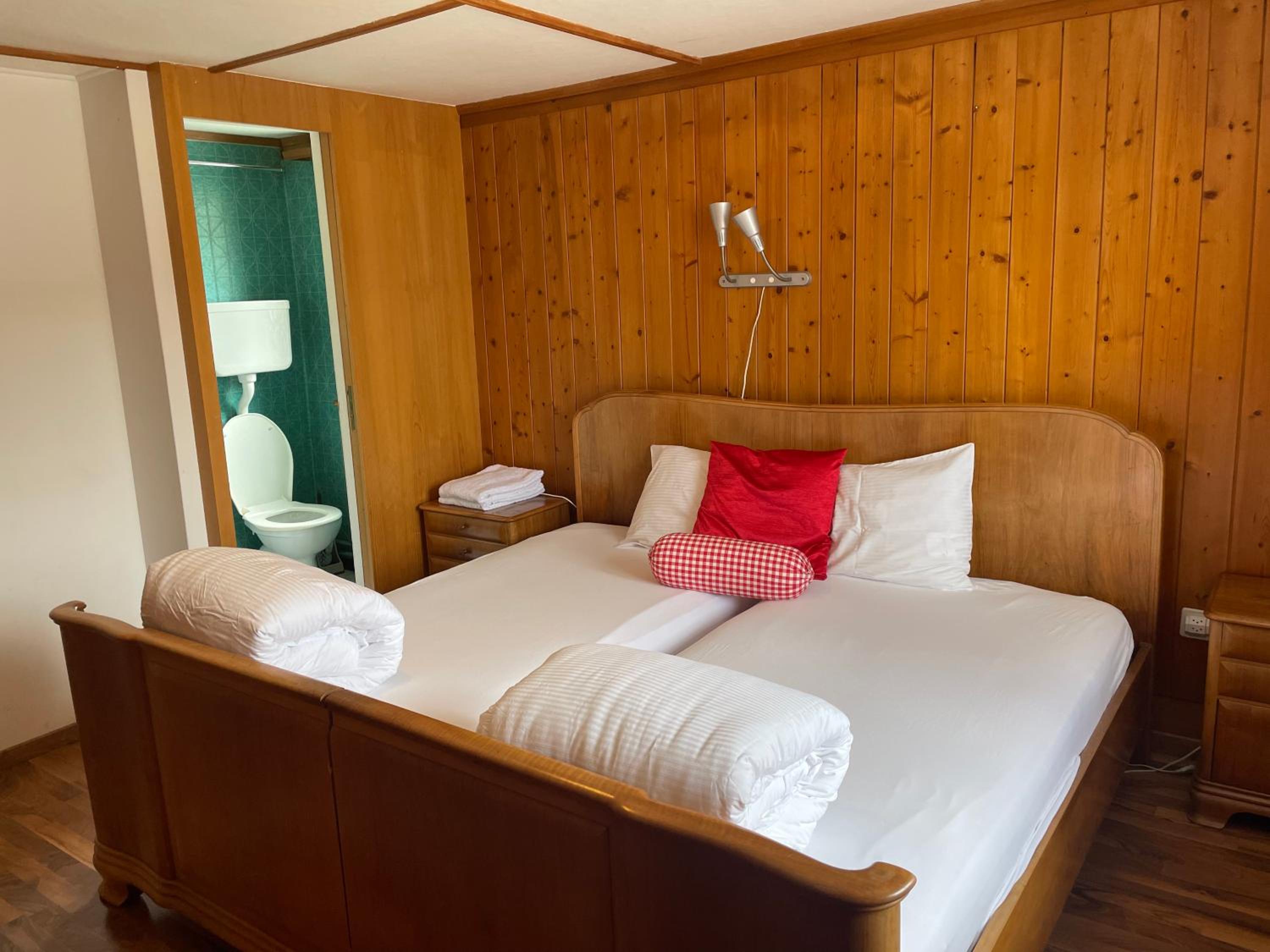 Budget Double Room - Photo 10