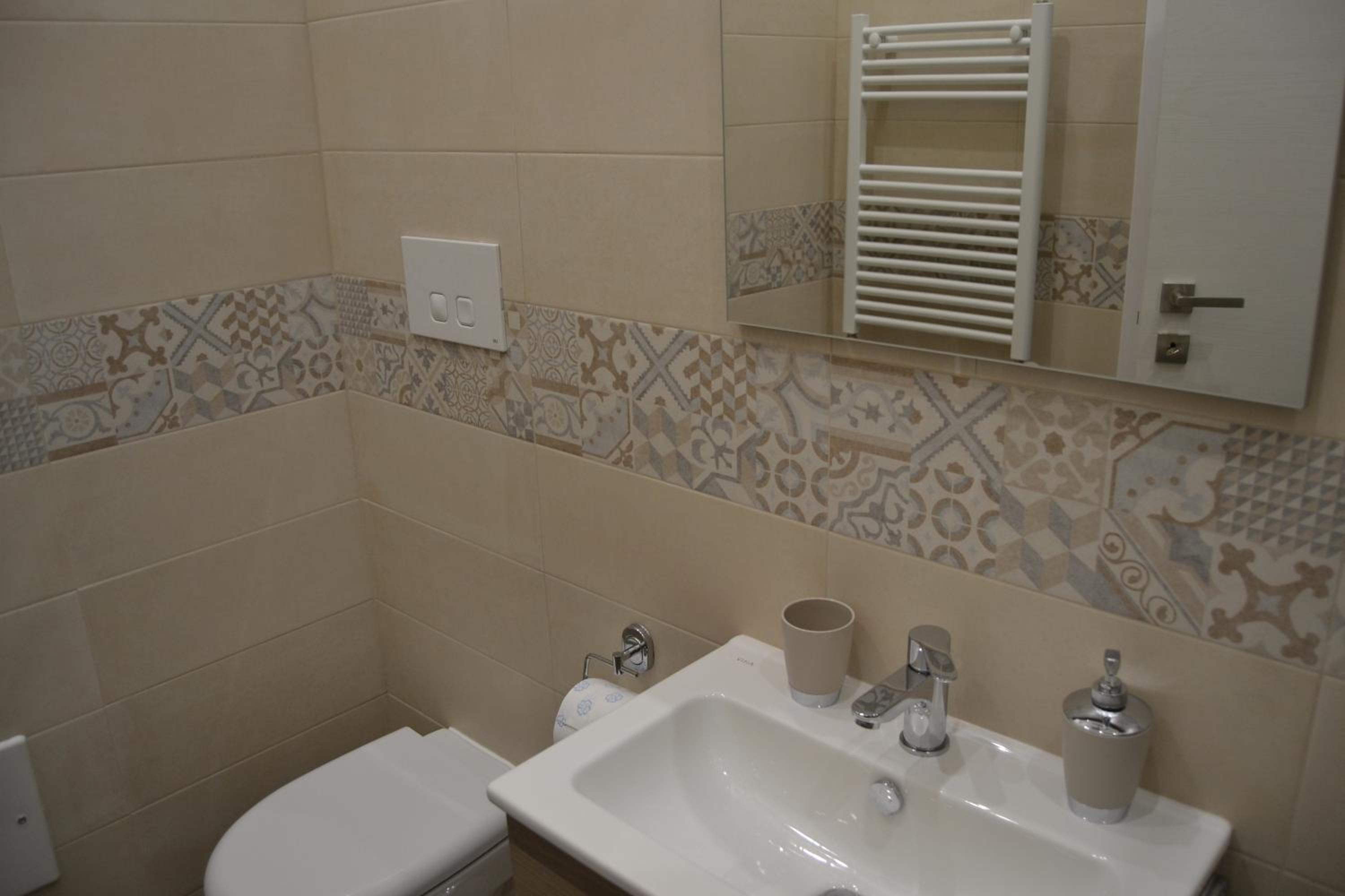 Standard King Room - Photo 19