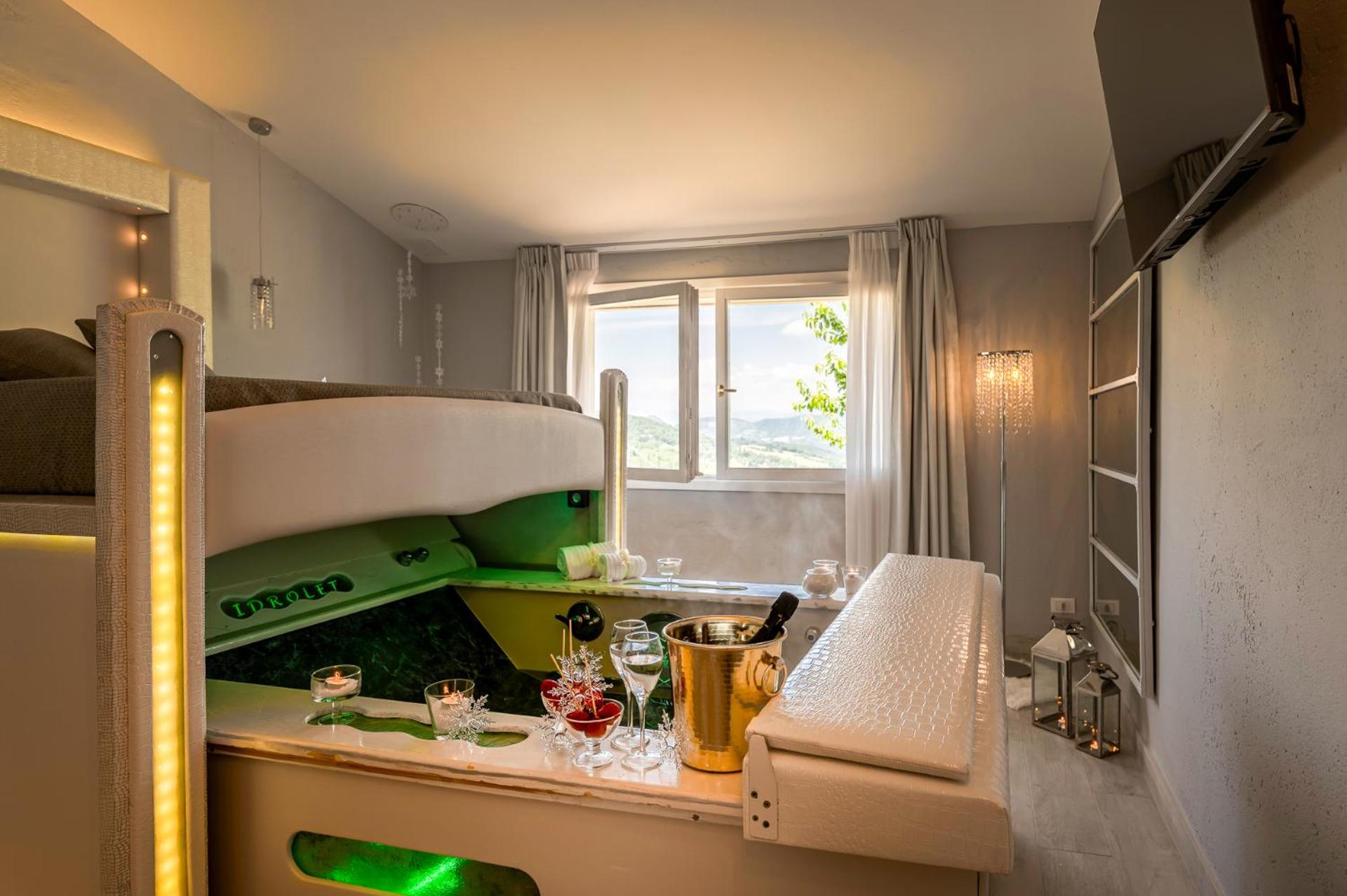 Suite With Hot Tub