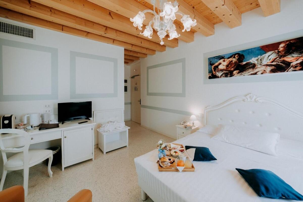 Junior Suite with Extra Bed - Photo 3