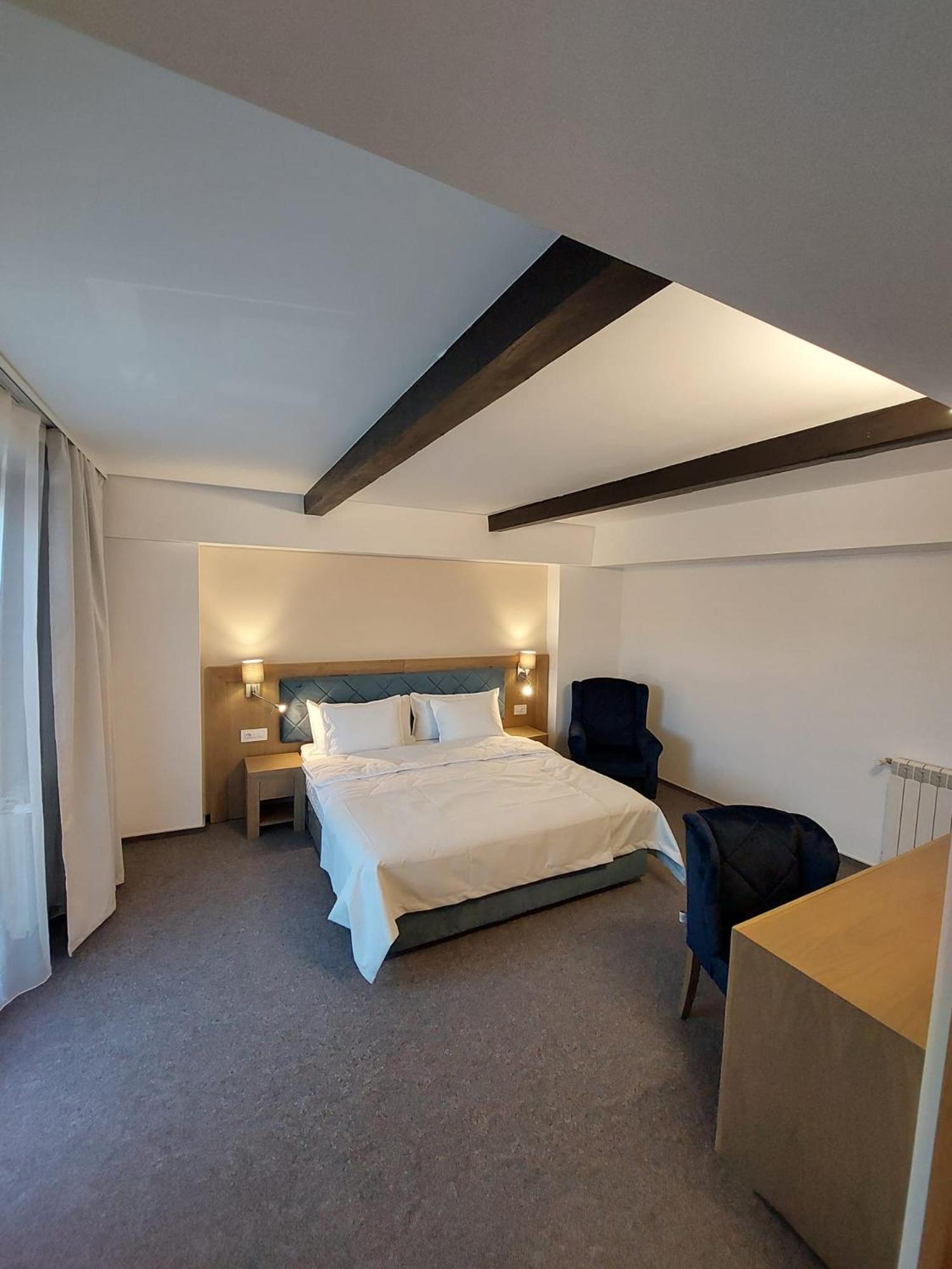 Small Double Room - Photo 2