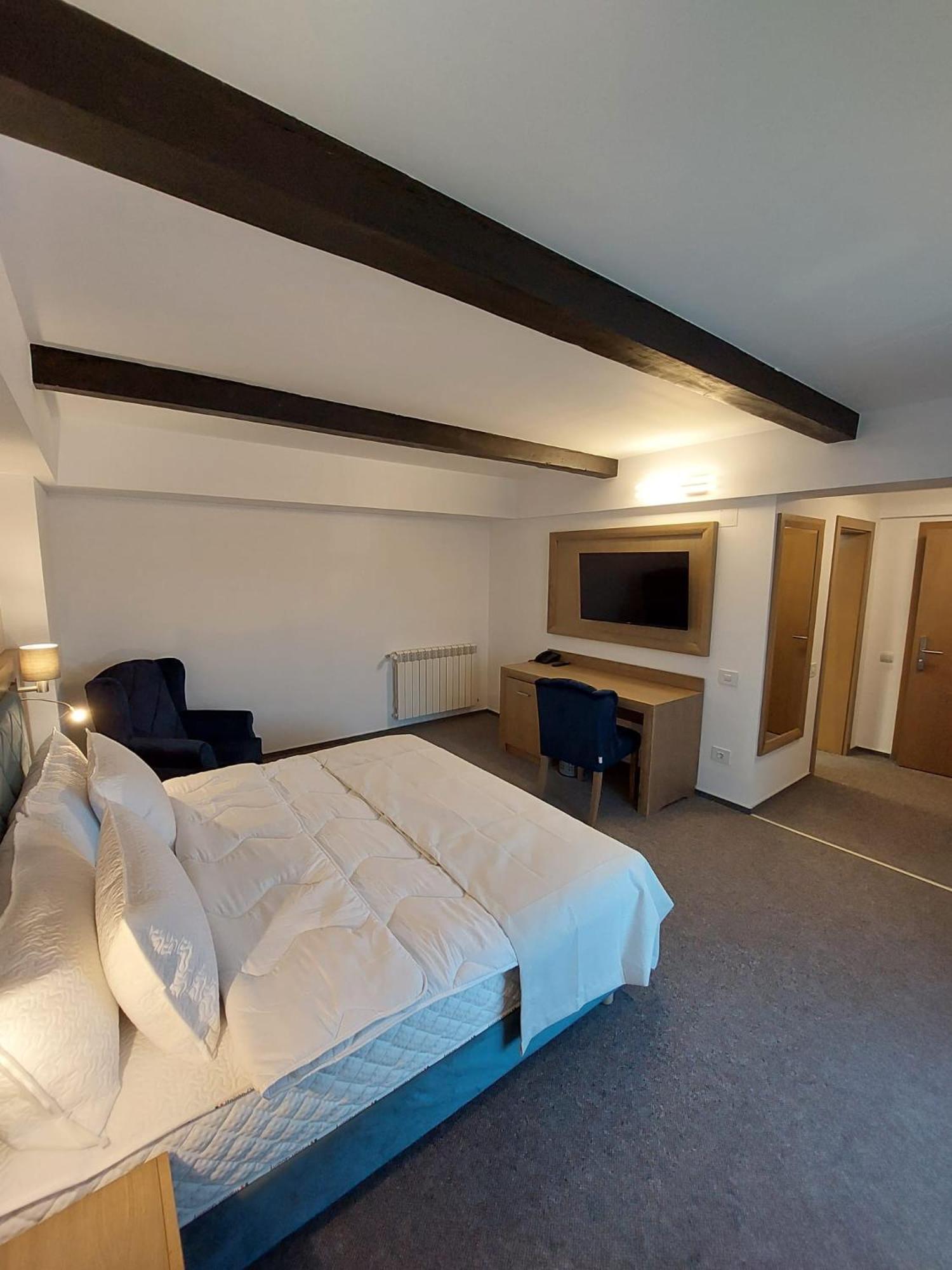 Double or Twin Room - Photo 32
