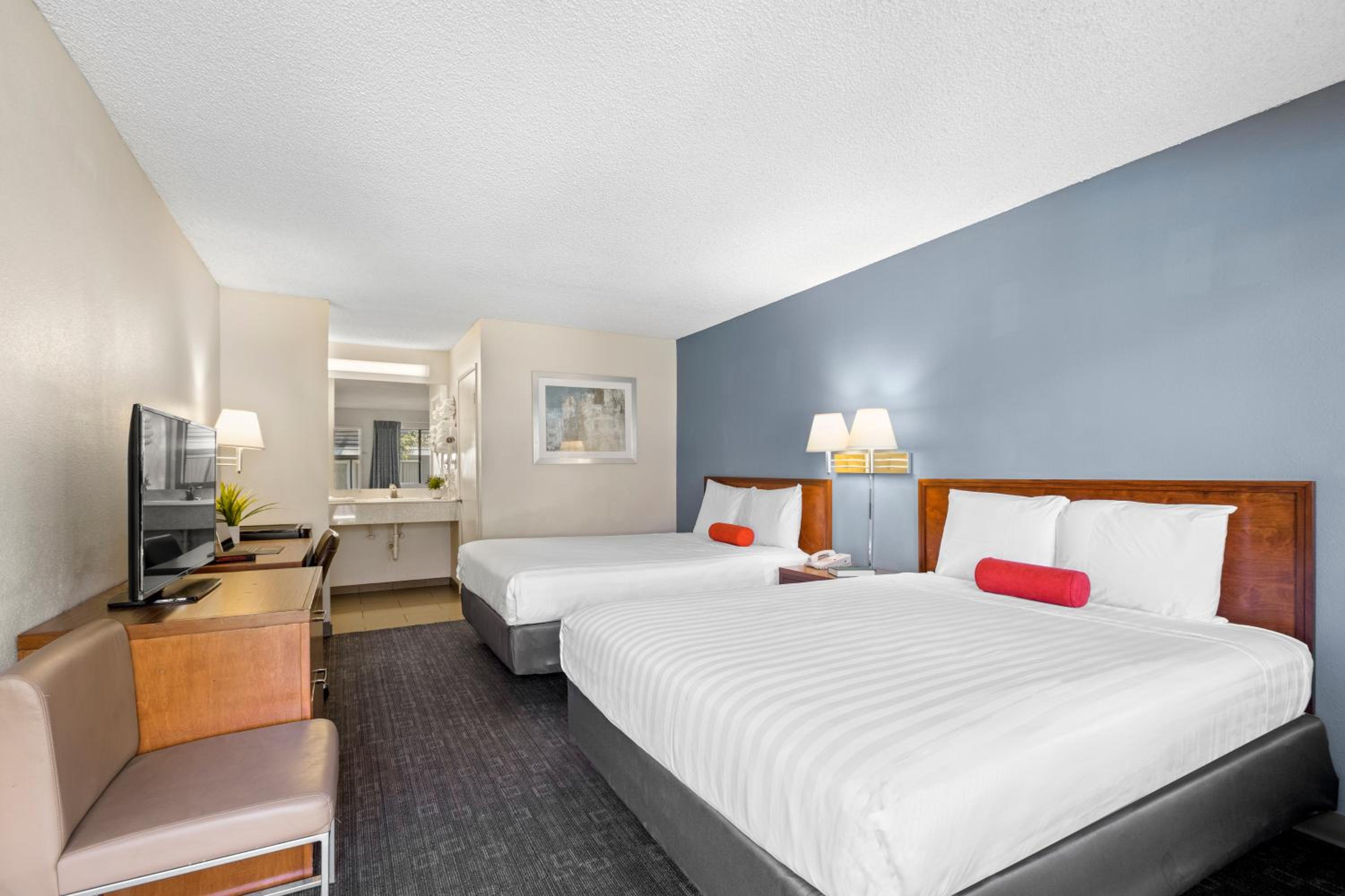 Queen Room with Two Queen Beds - Photo 3