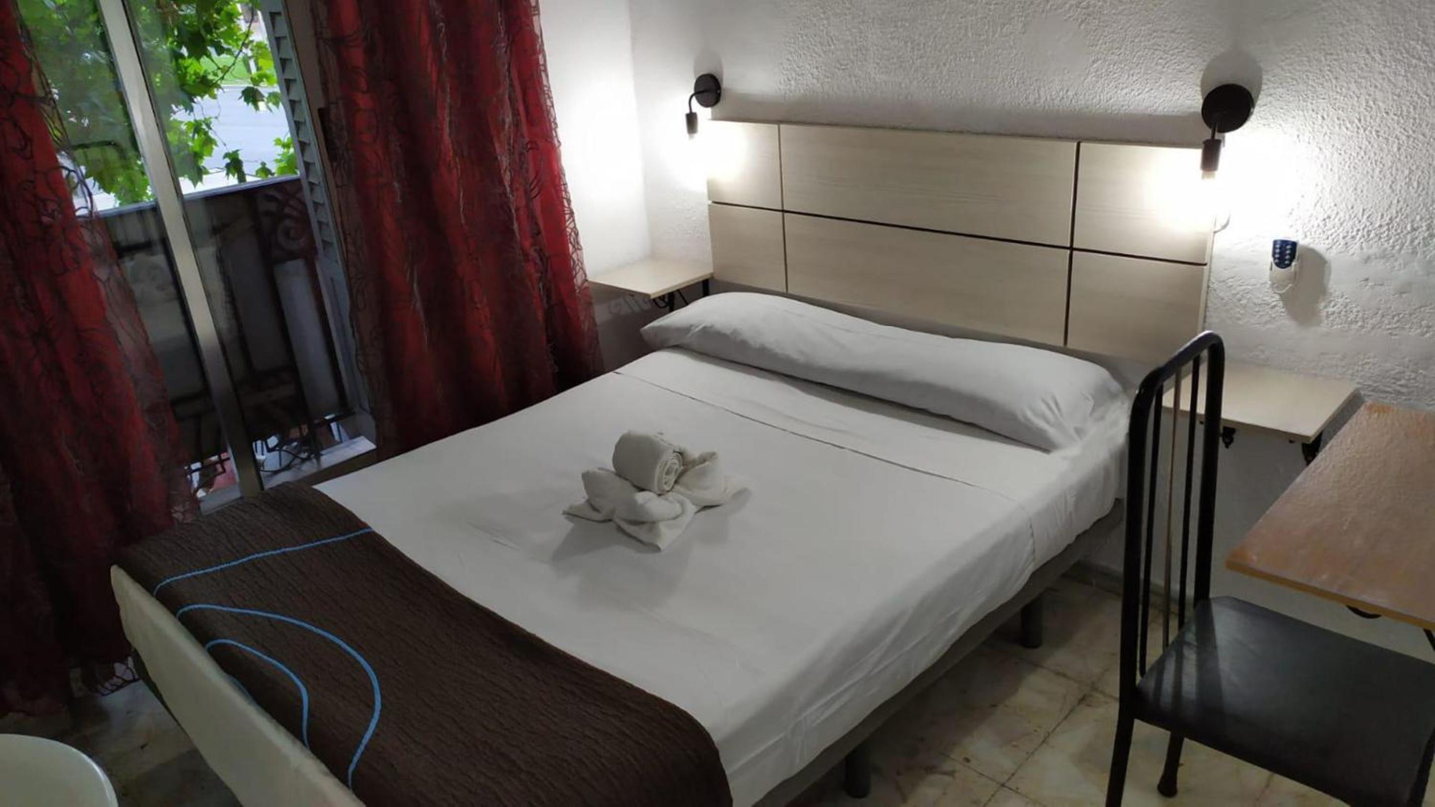 Double or Twin Room with Shared Bathroom and Balcony photo 2