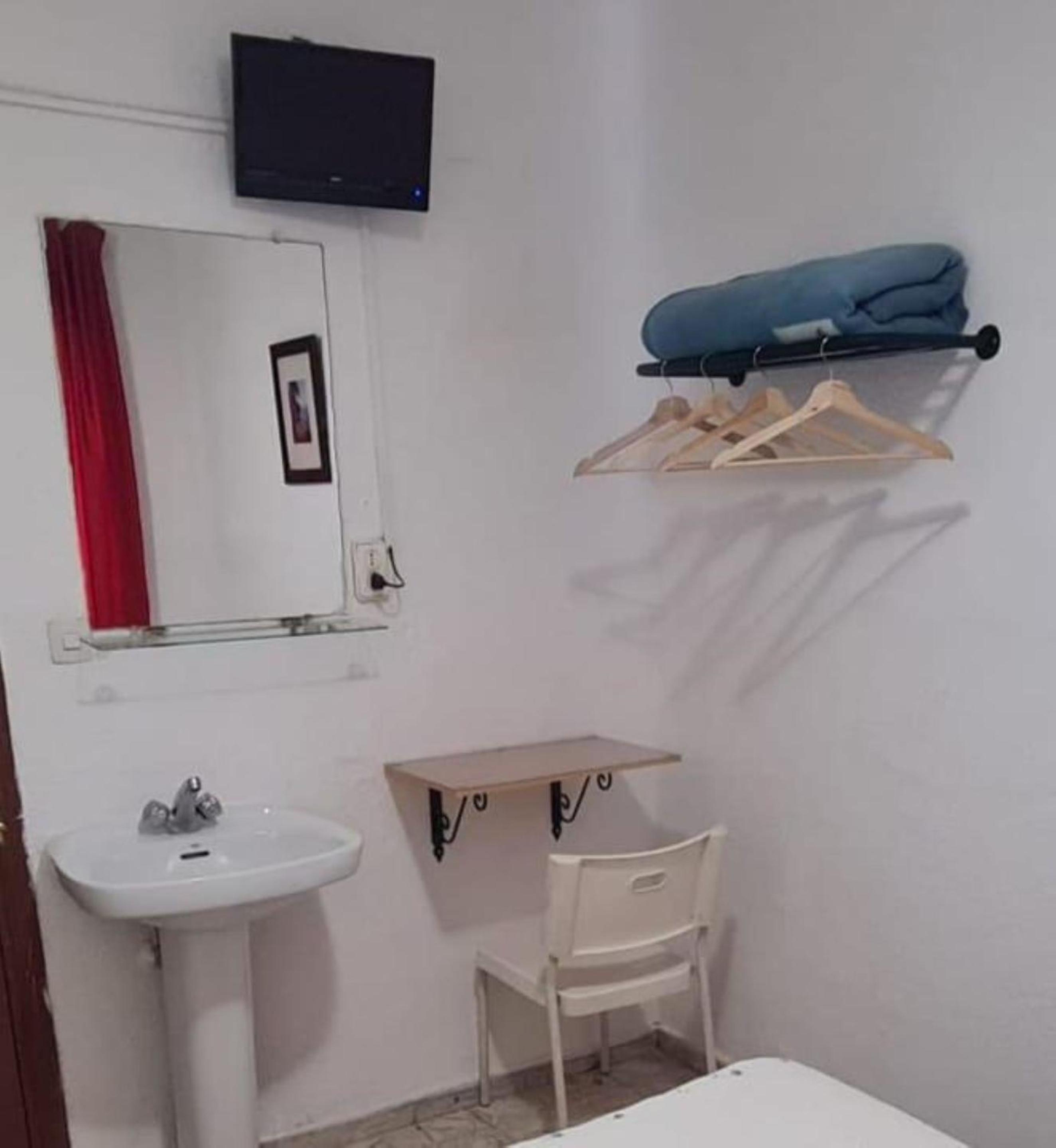 Double or Twin Room with Shared Bathroom and Balcony photo 3