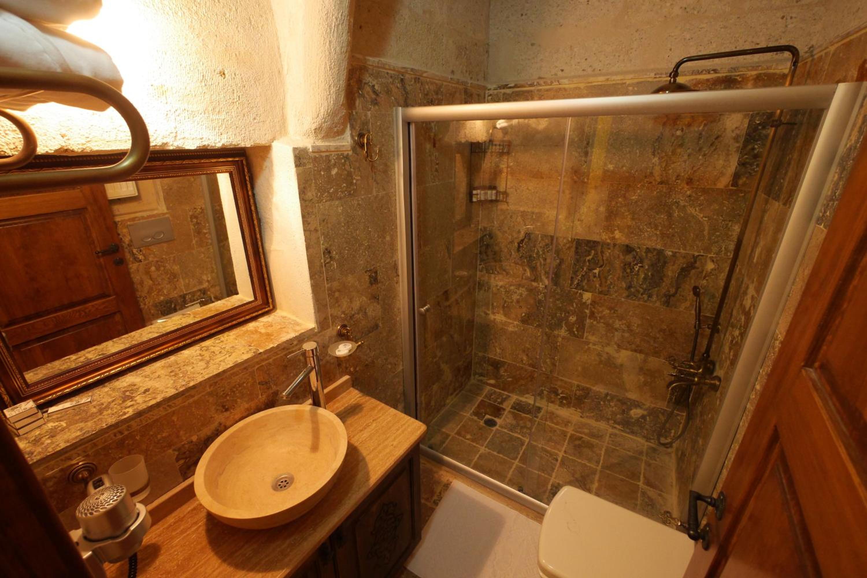 Queen Room photo 2