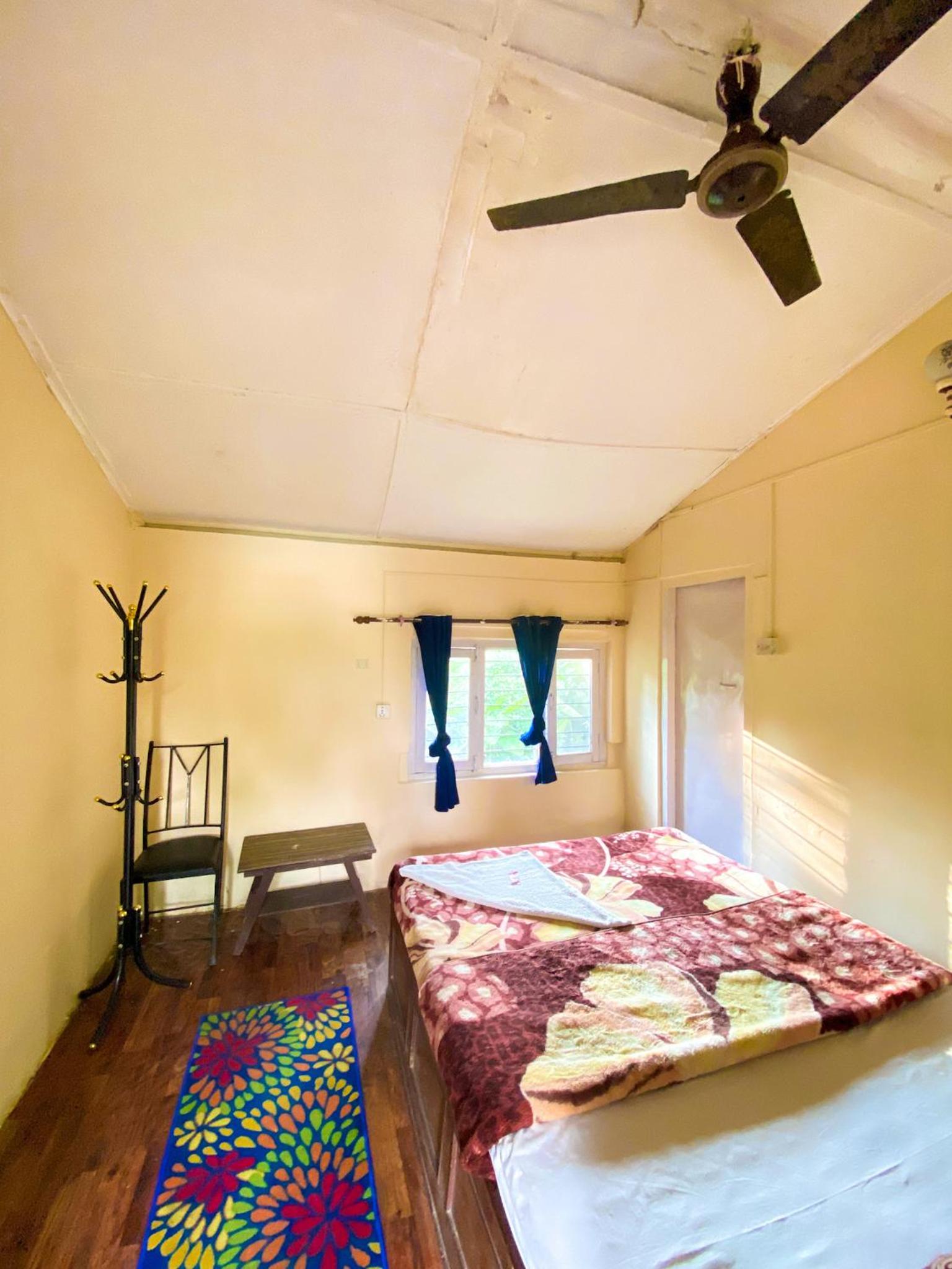 Single Room with Bathroom photo 2