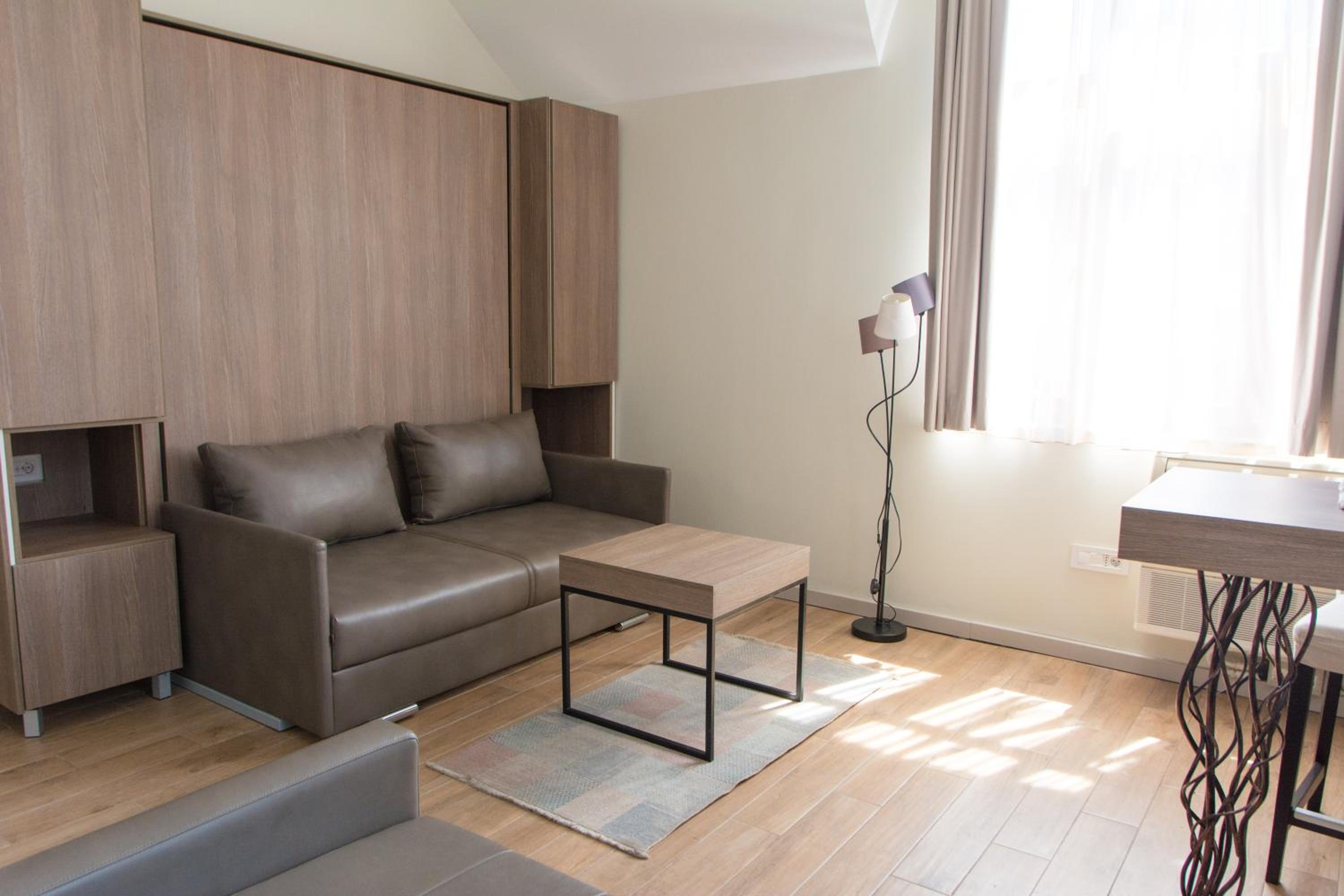 Deluxe Apartment with Free Parking - Photo 7