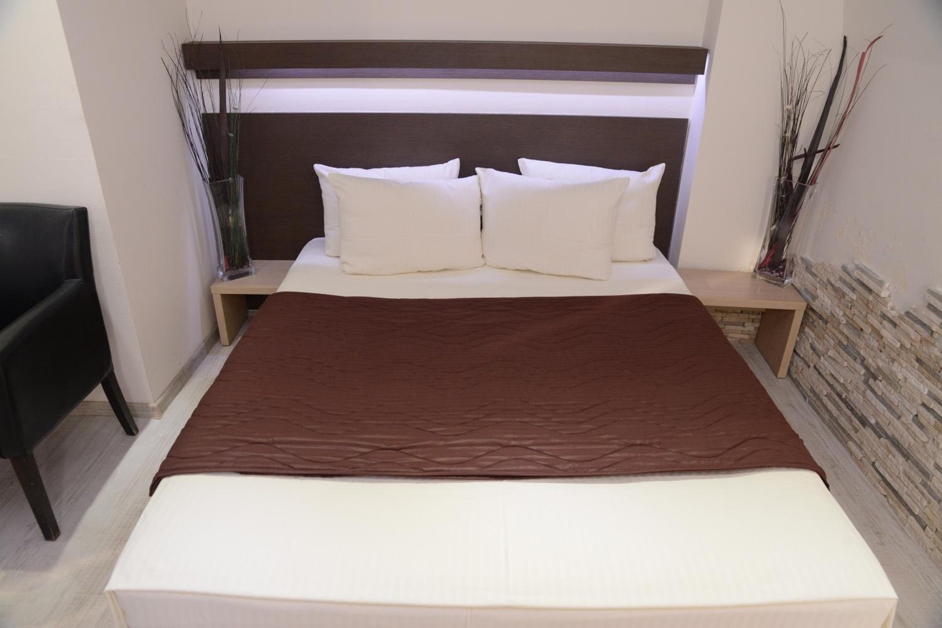 Quadruple Room - Photo 12