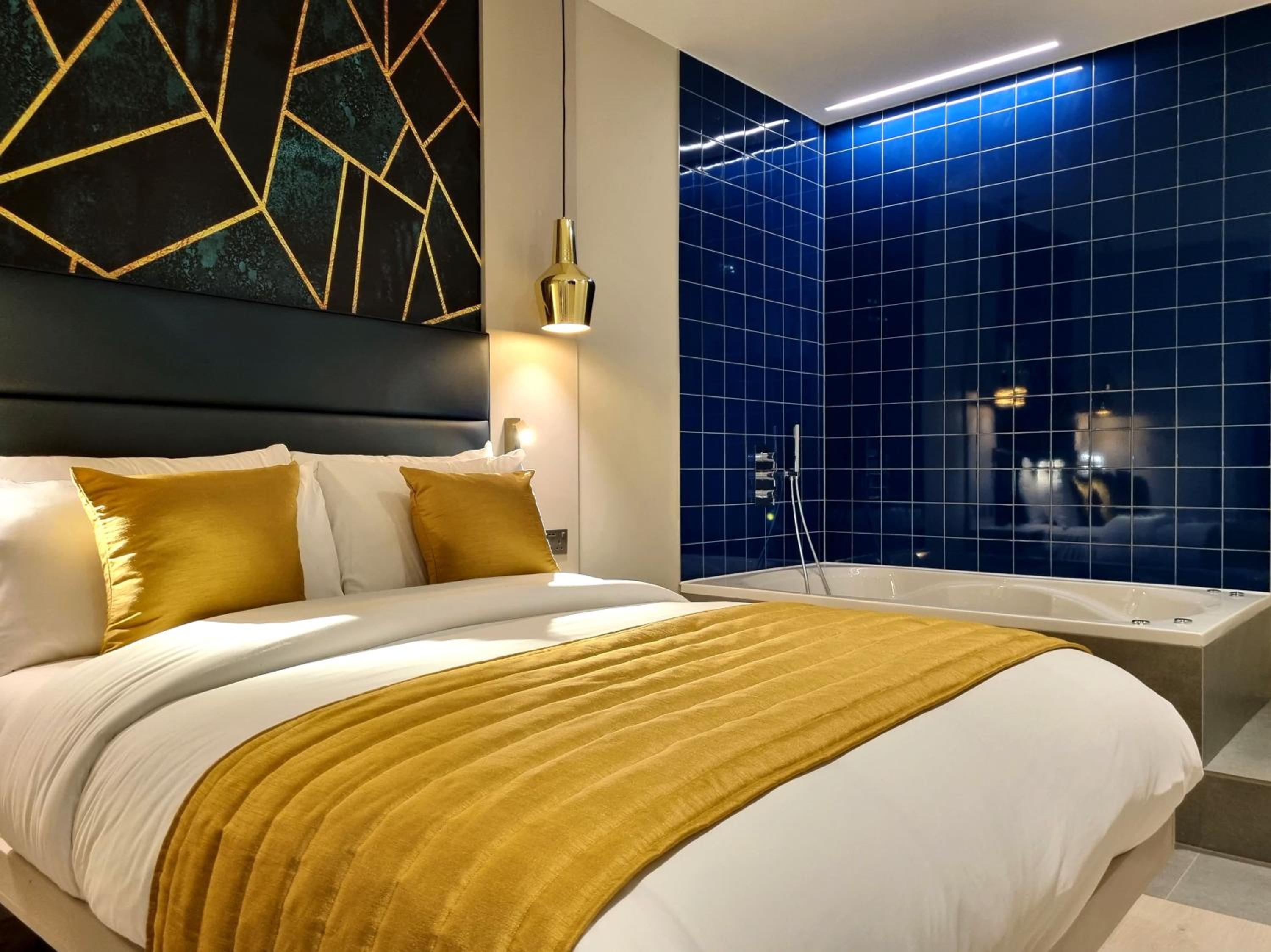 Signature Jacuzzi Suite photo 2
