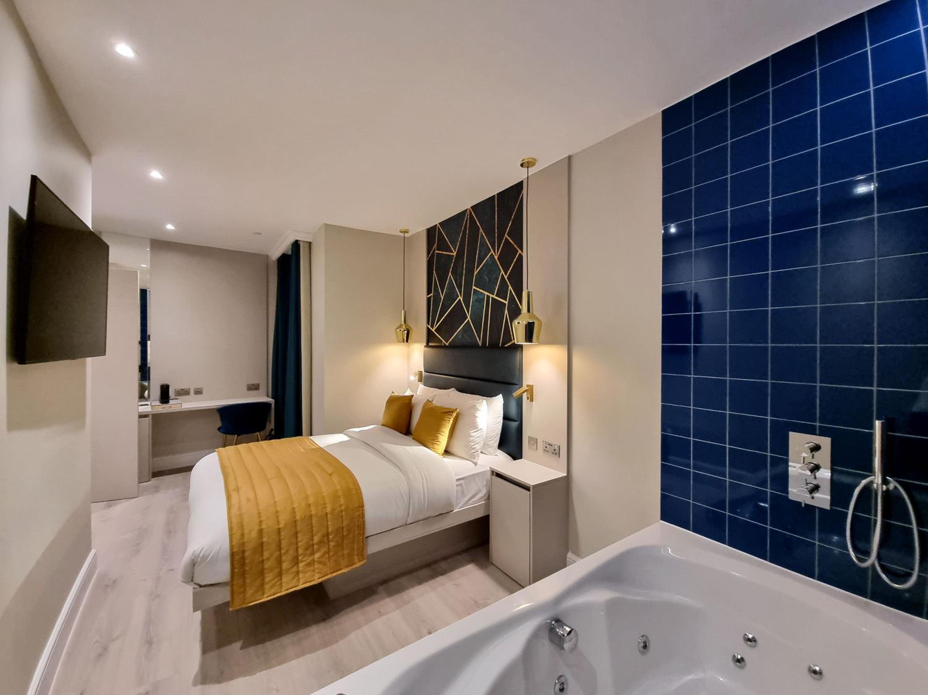 Signature Jacuzzi Suite photo 3