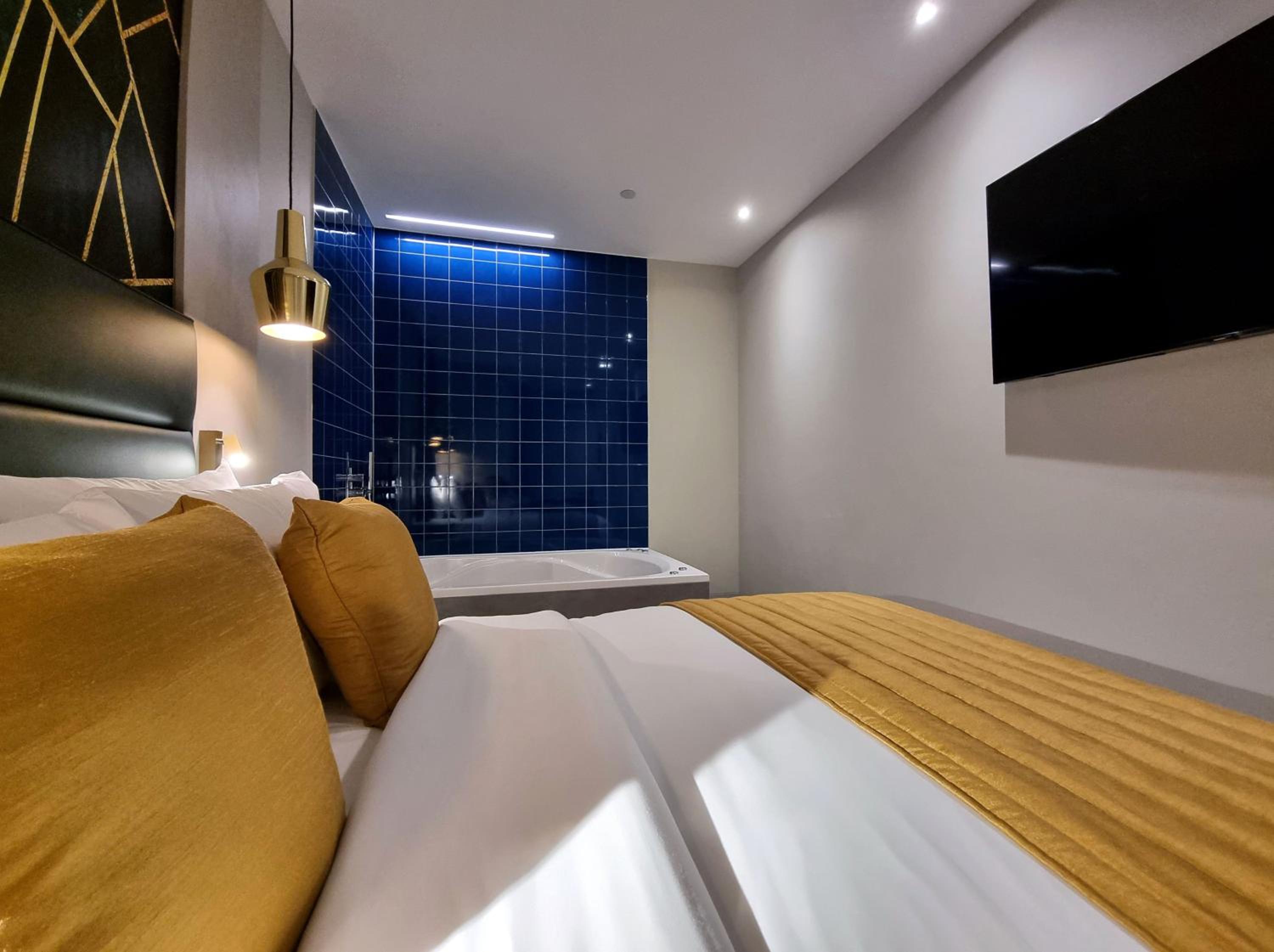 Signature Jacuzzi Suite