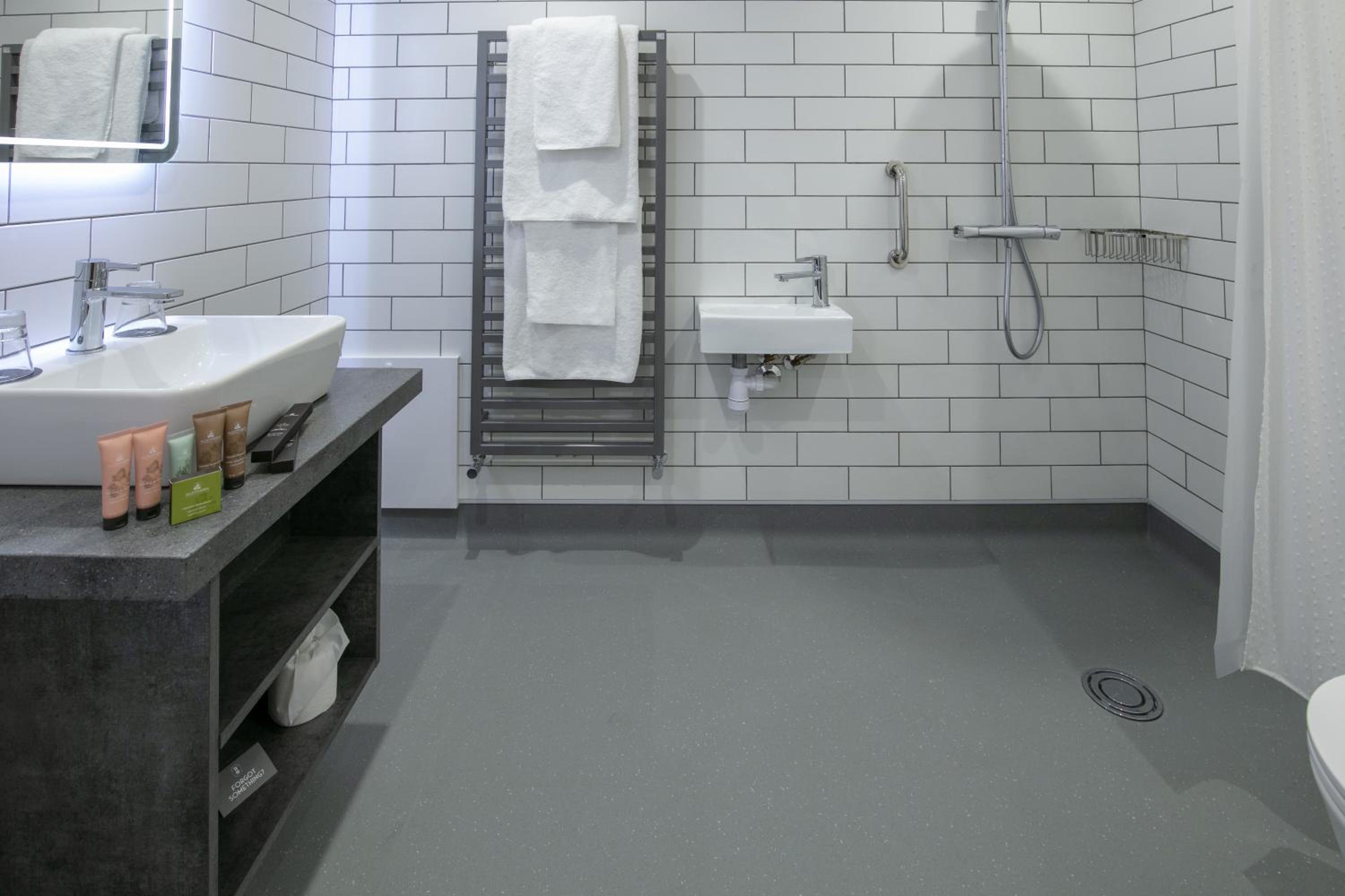 Executive King Room with Walk-In Shower - Mobility Accessible/Non-Smoking - Photo 4