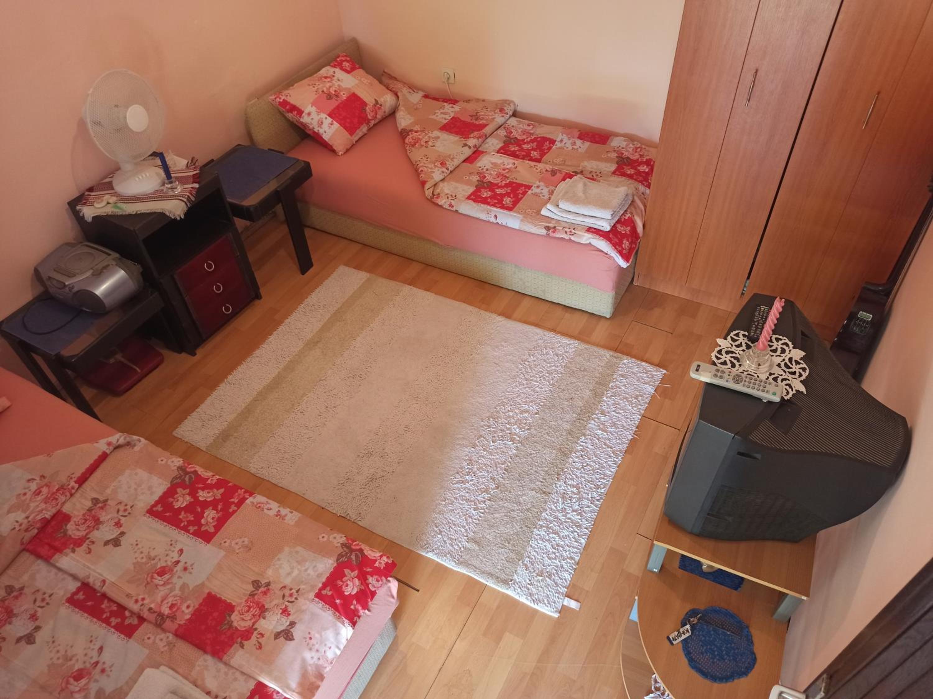 Deluxe Twin Room with Shared Bathroom photo 1