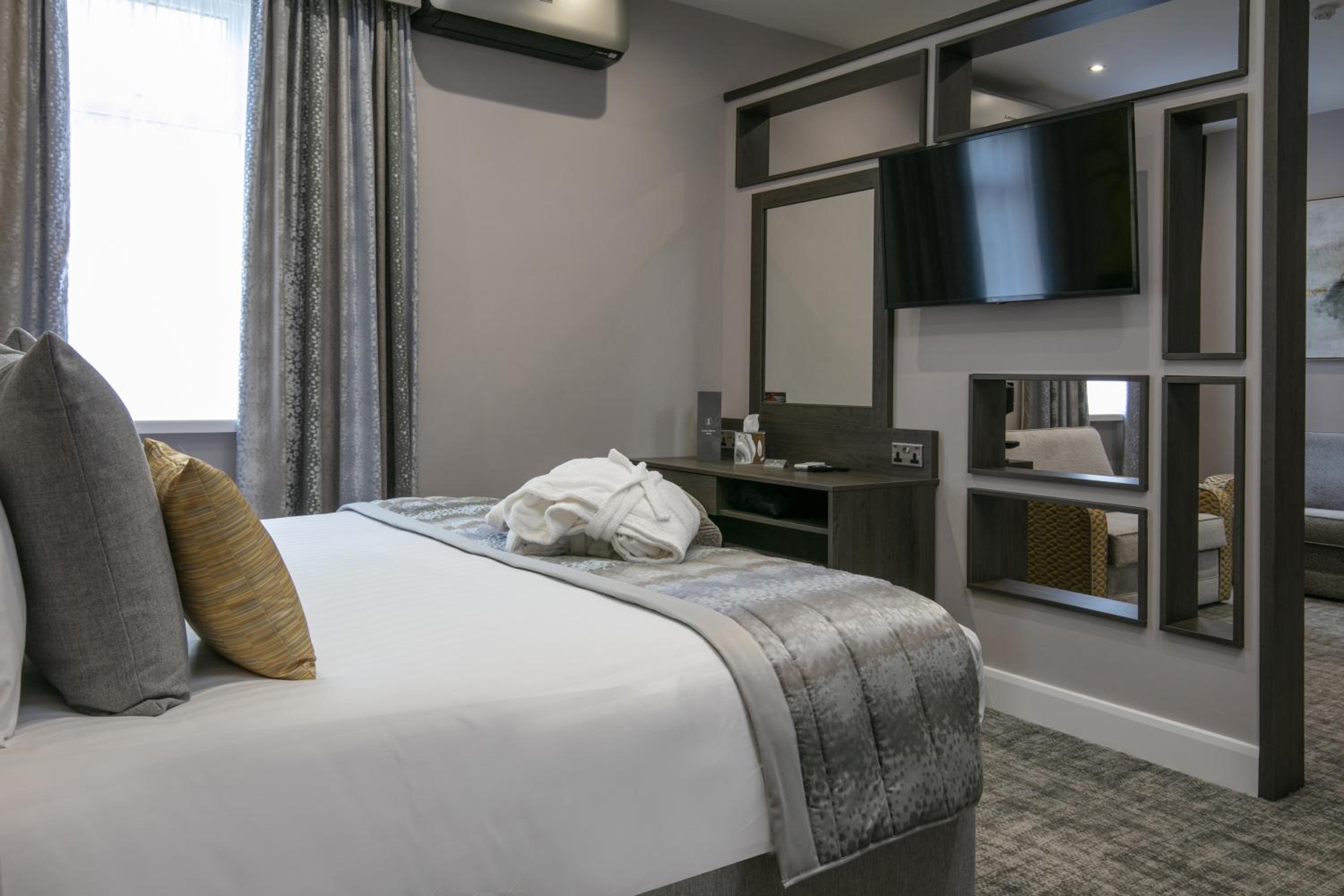 King Suite with Sofa Bed - Non-Smoking - Photo 4