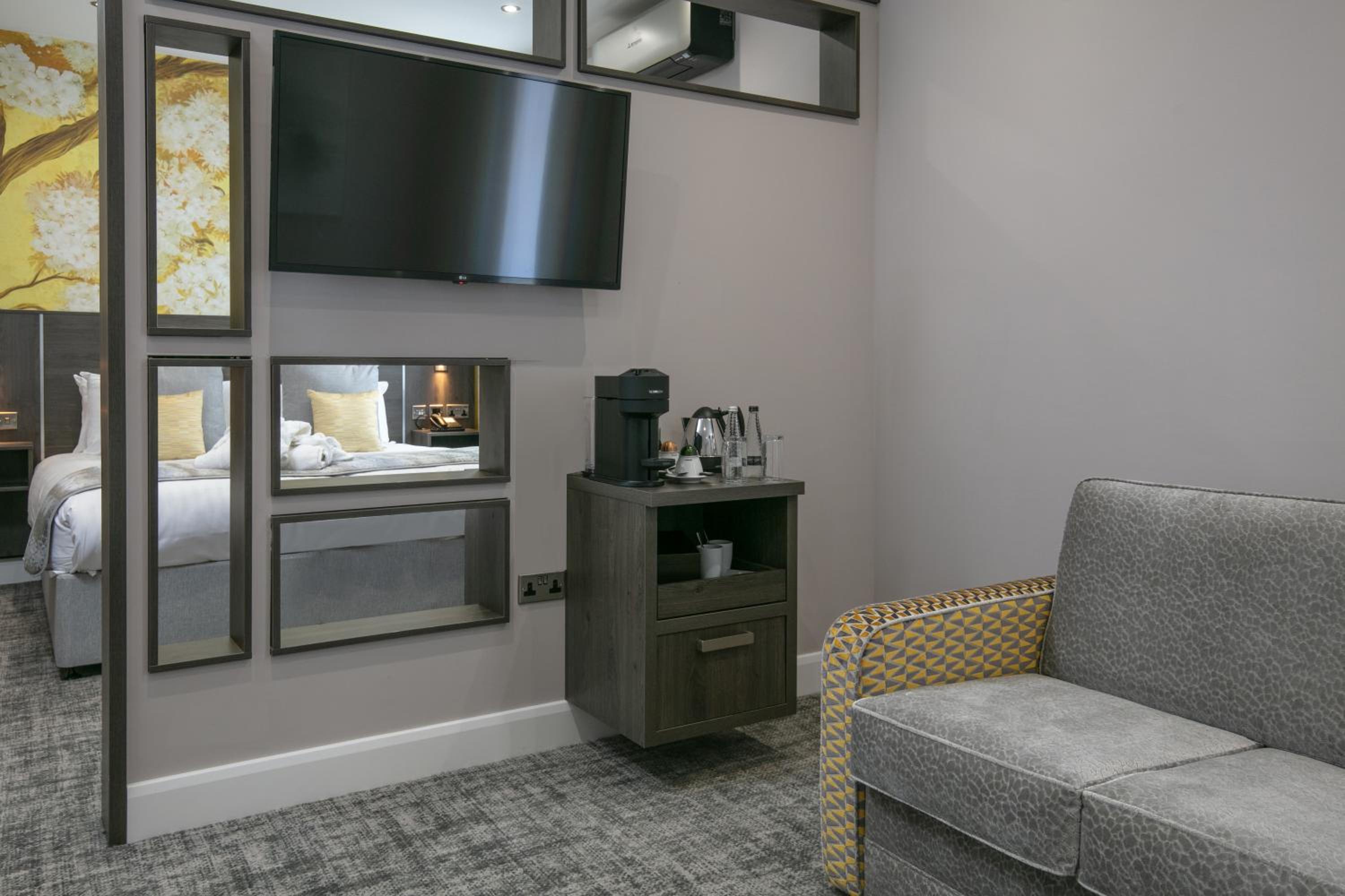 King Suite with Sofa Bed - Non-Smoking - Photo 1