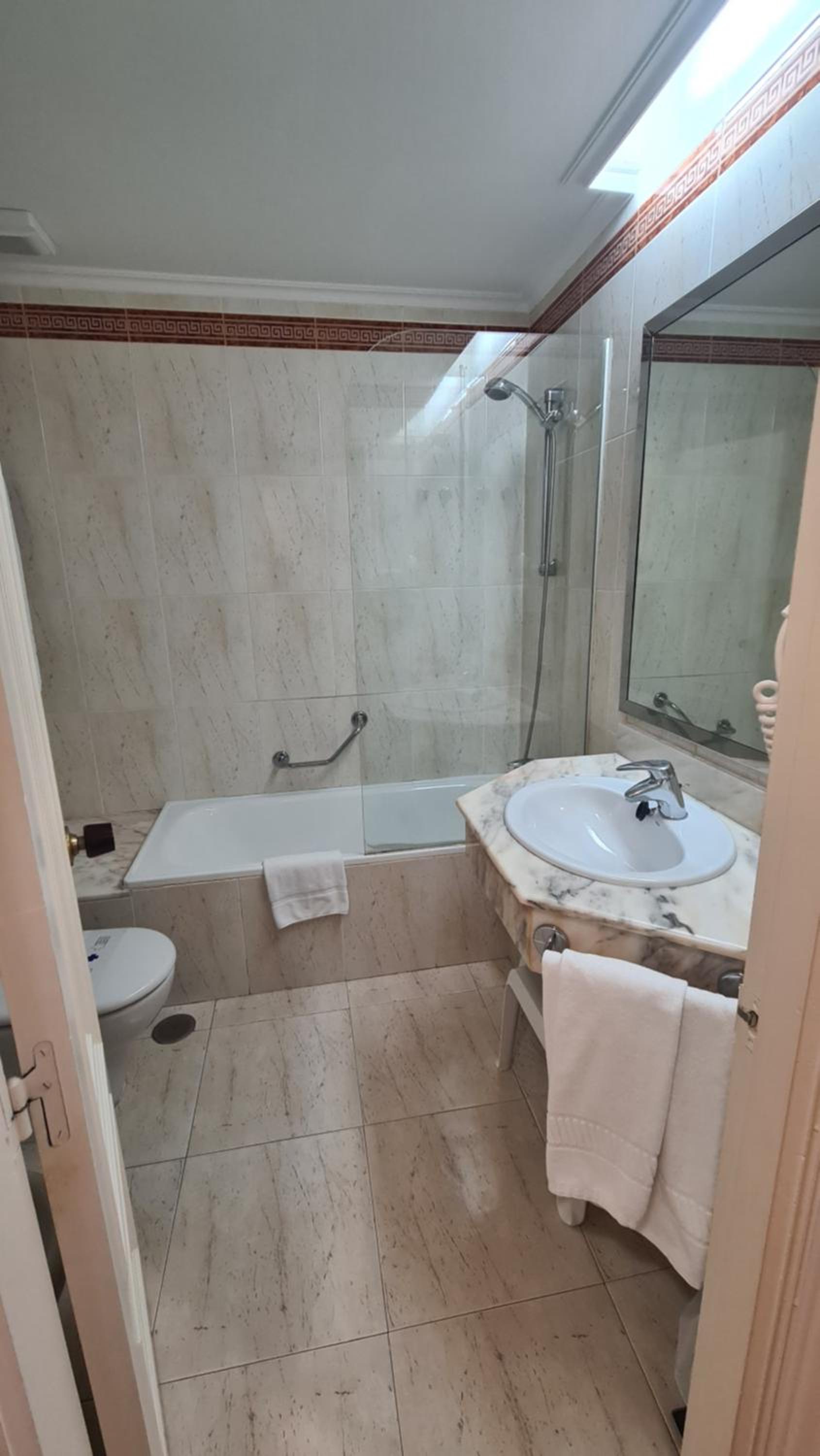 Twin Room - Photo 4