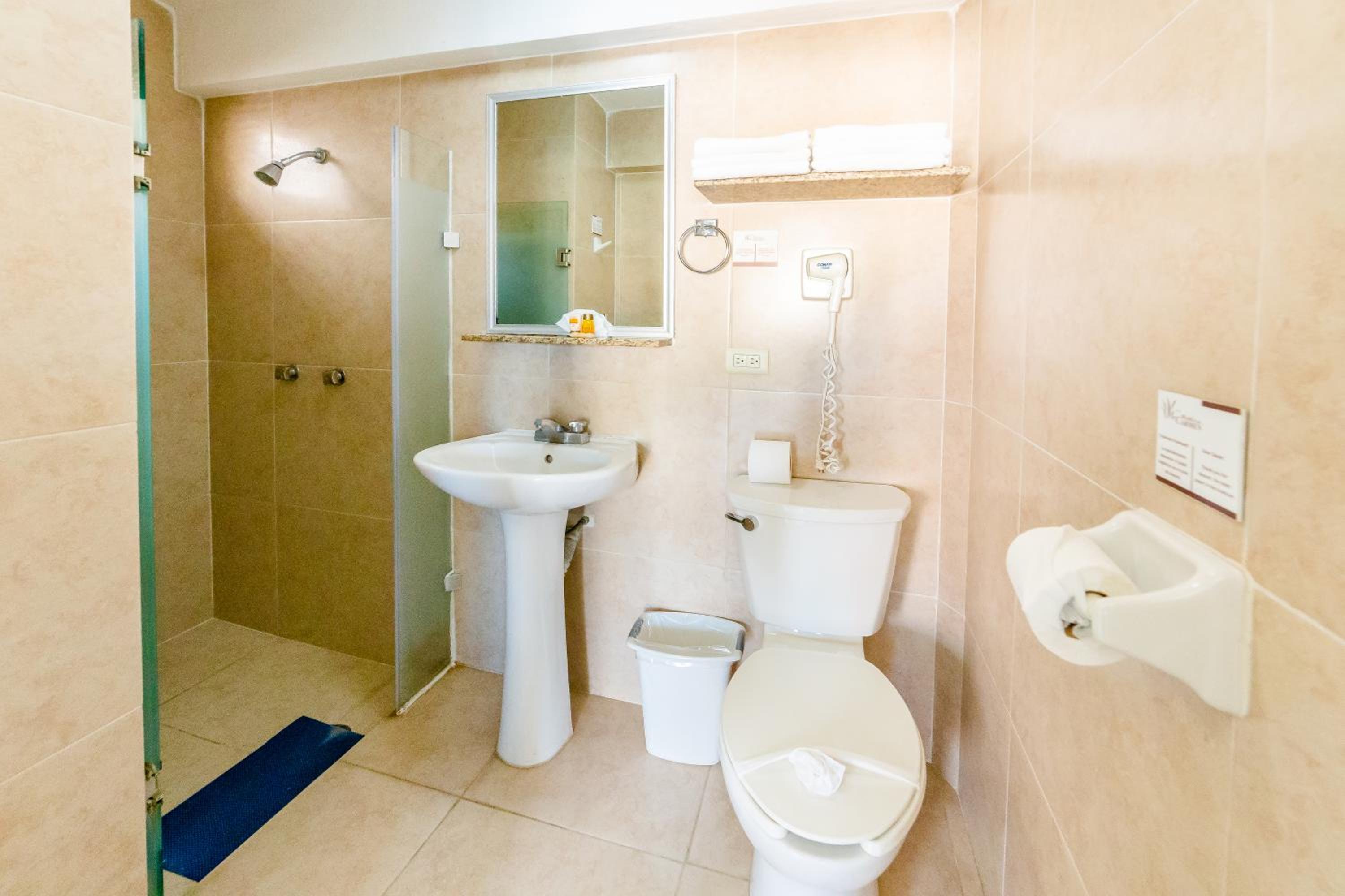 Standard King Room - Photo 5