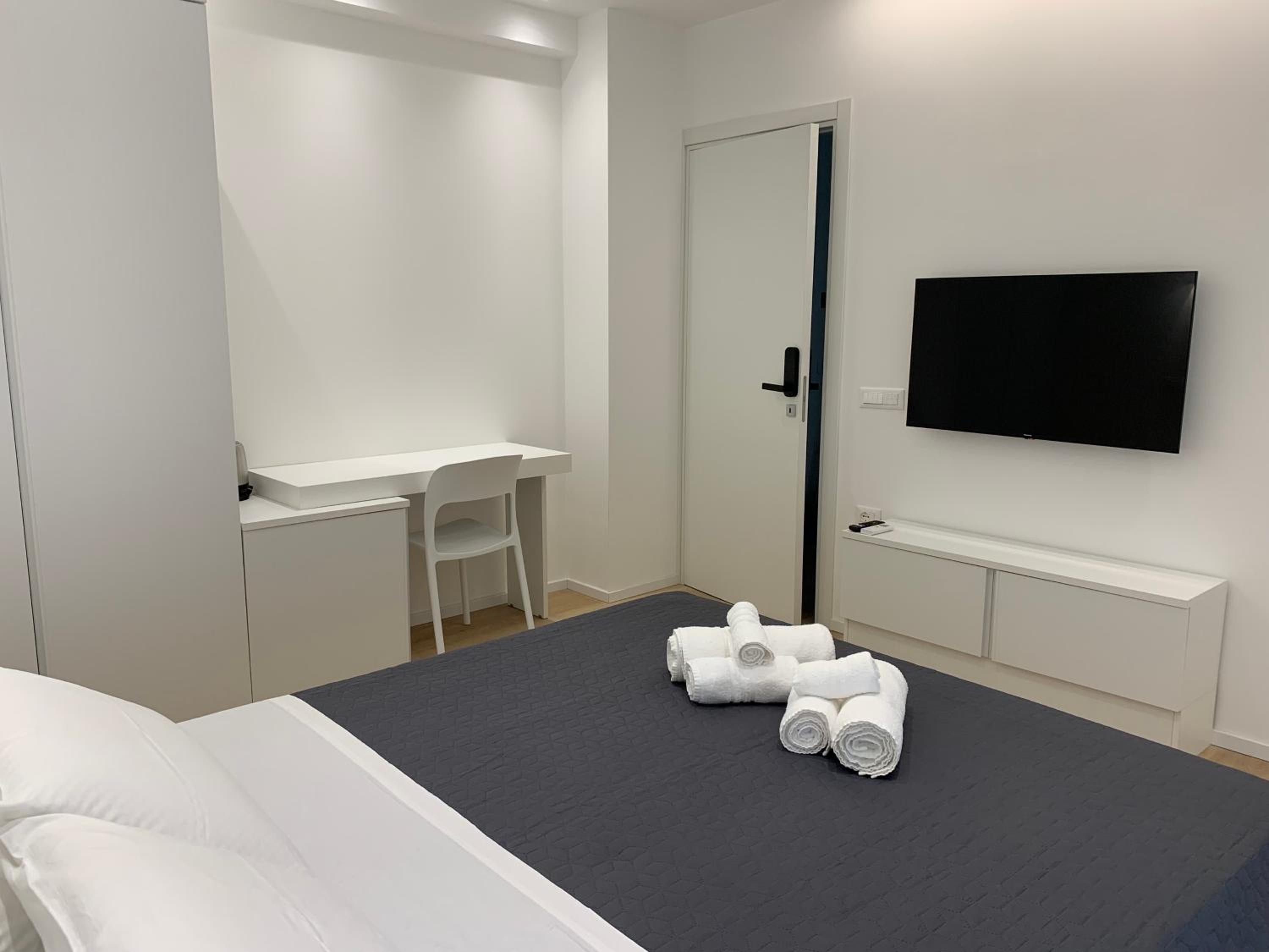 Deluxe Double Room - Photo 9
