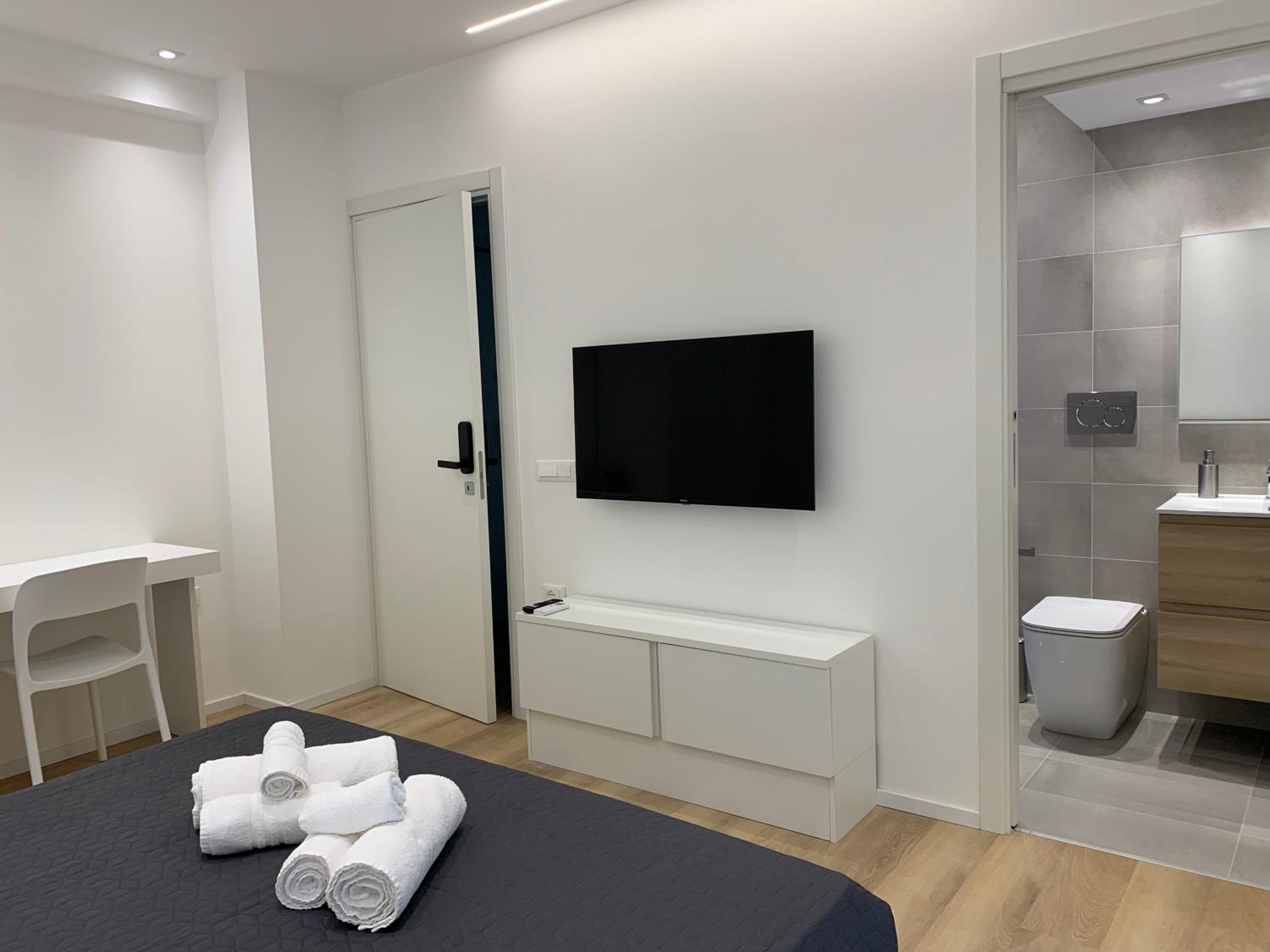 Deluxe Double Room - Photo 12