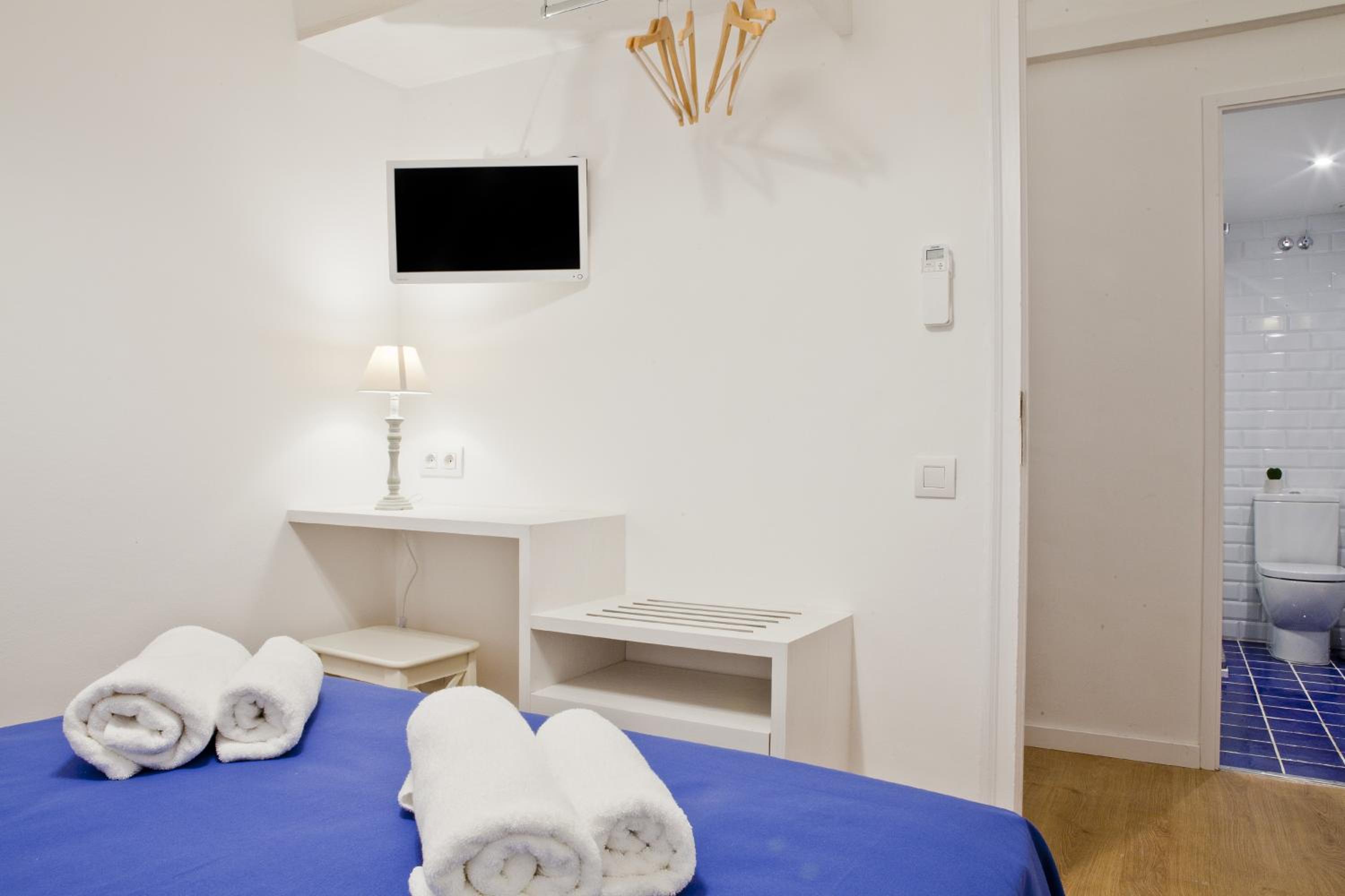 Double Room with Shared Bathroom photo 3