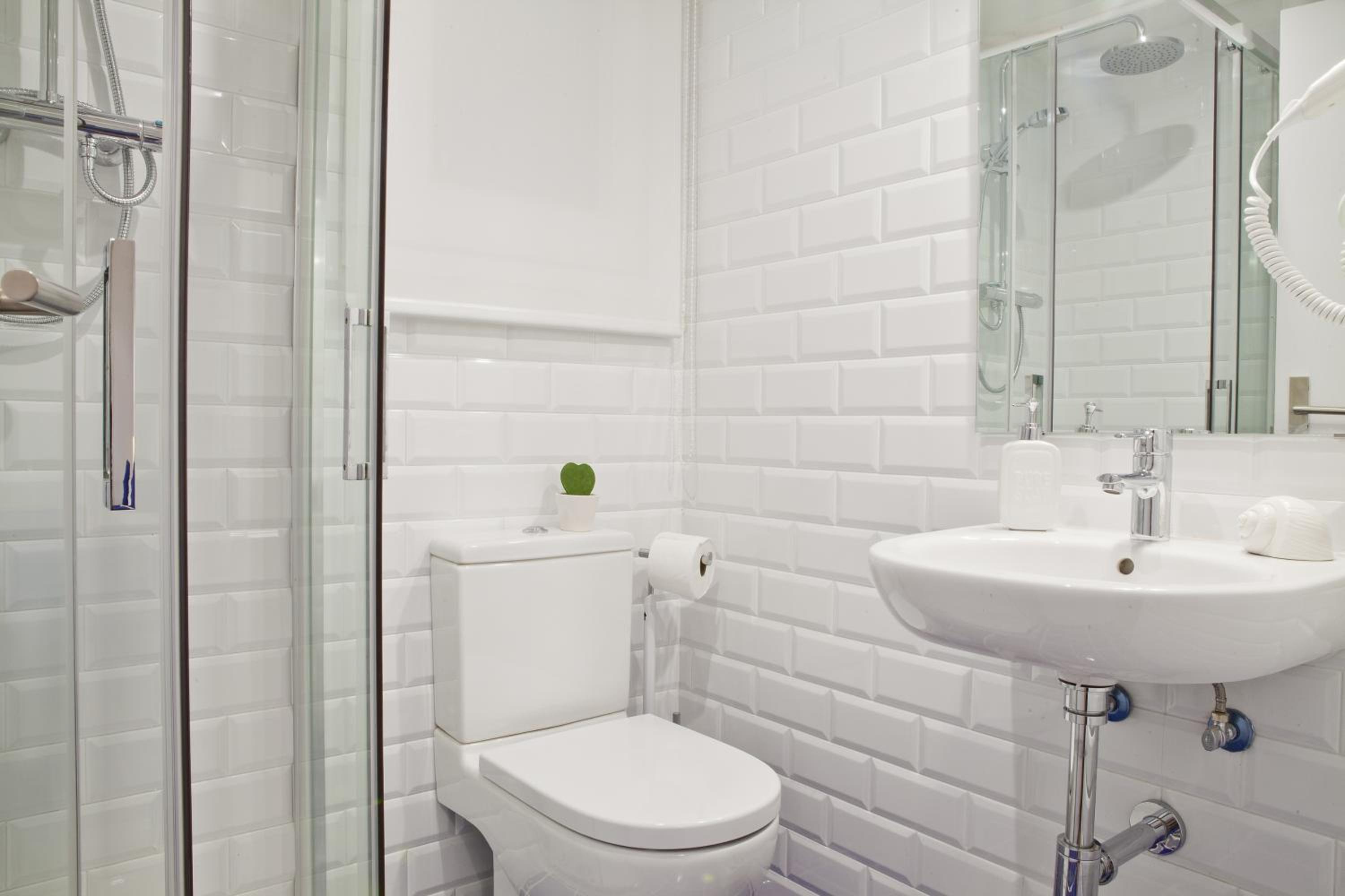 Triple Room with Private Bathroom photo 2