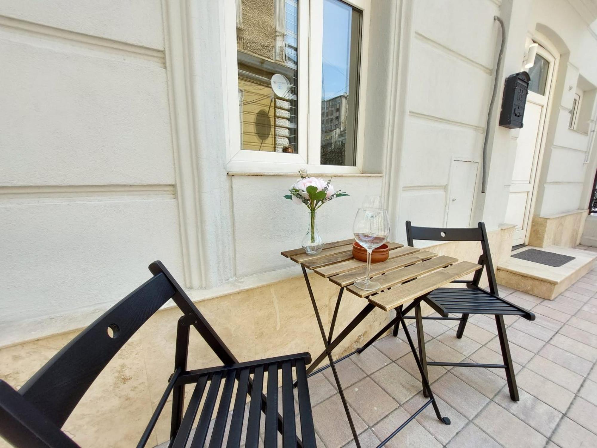 One-Bedroom Apartment - Photo 2