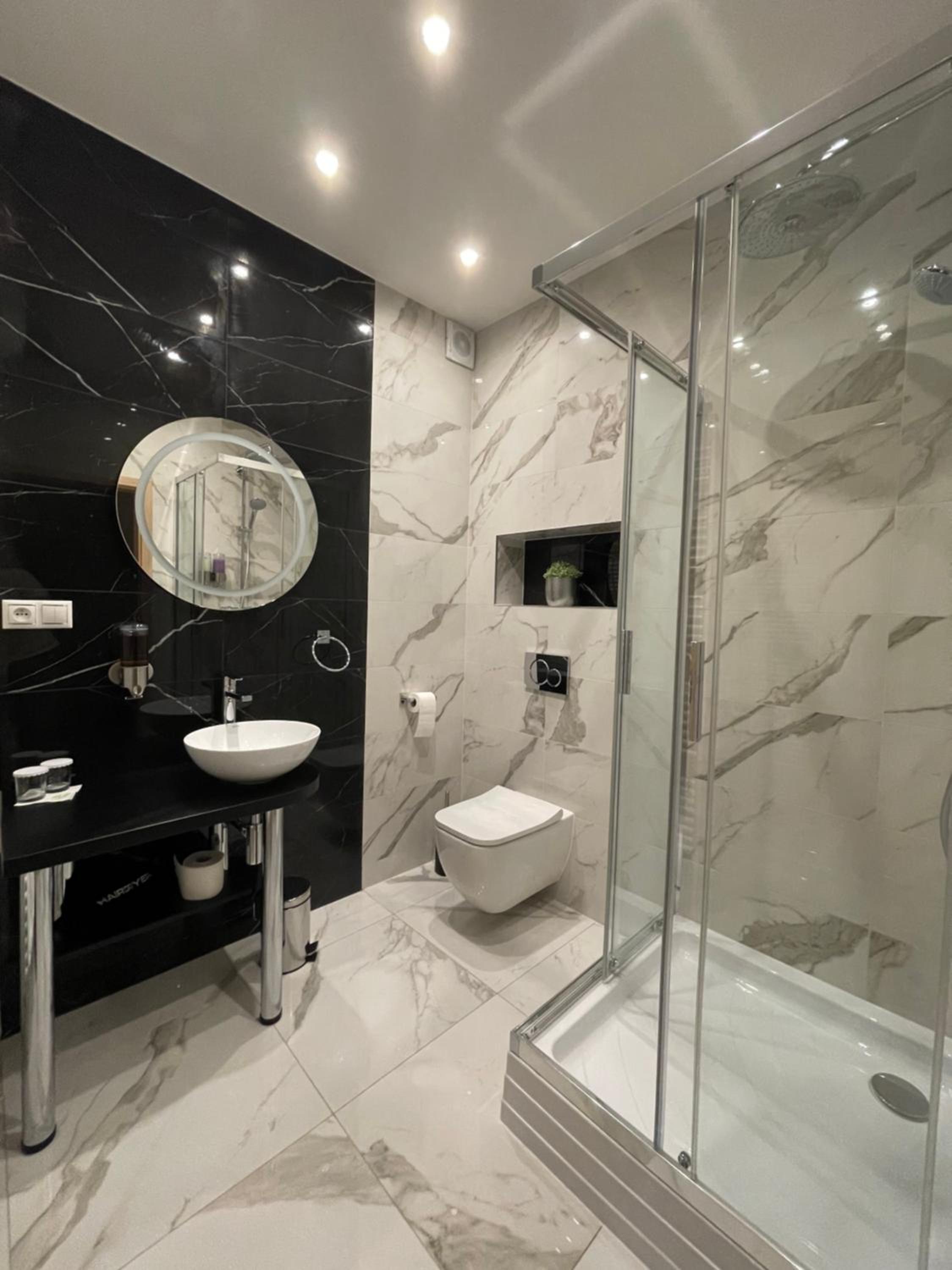 Superior King Suite - Photo 10