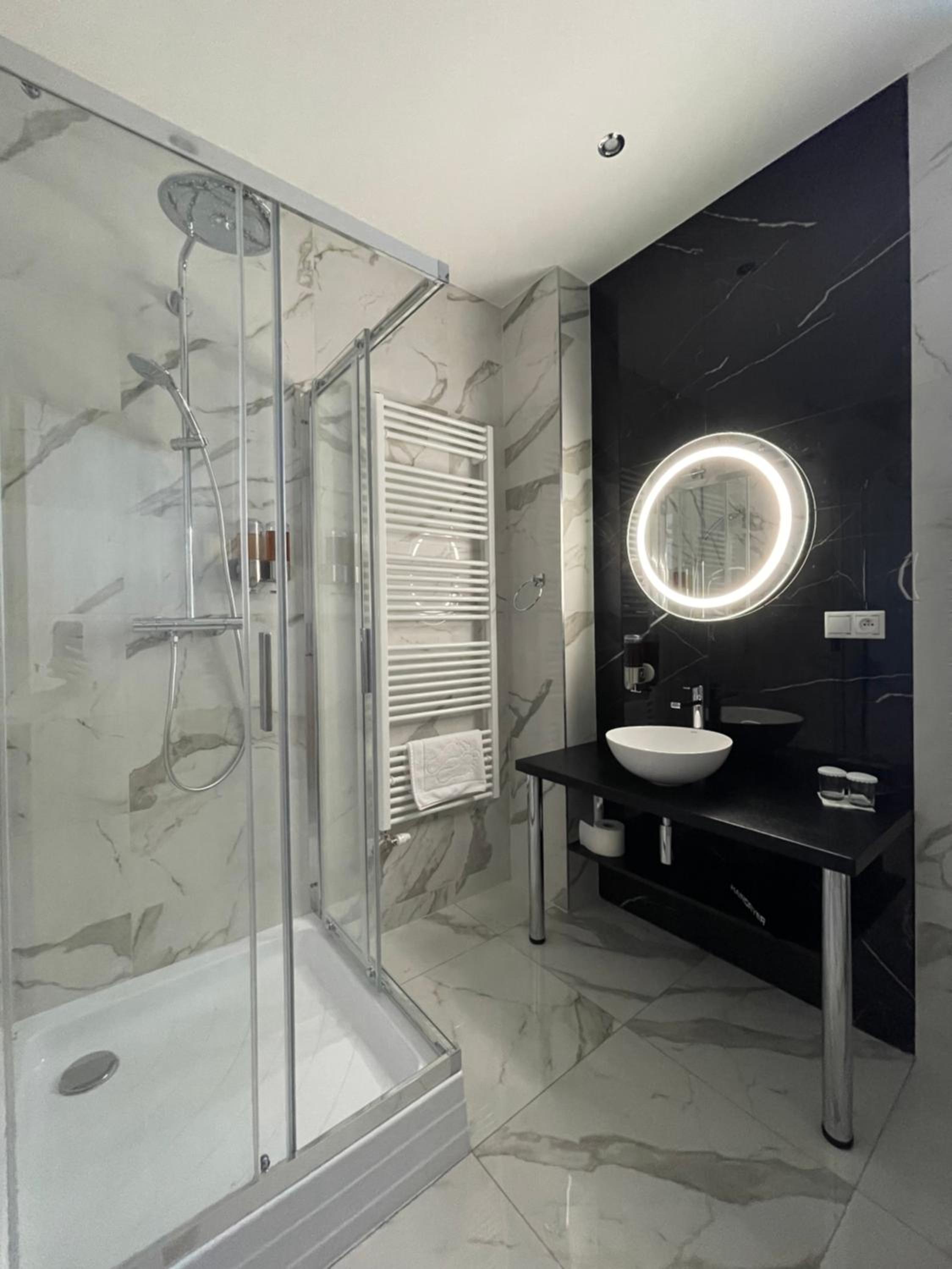 Superior King Suite - Photo 9