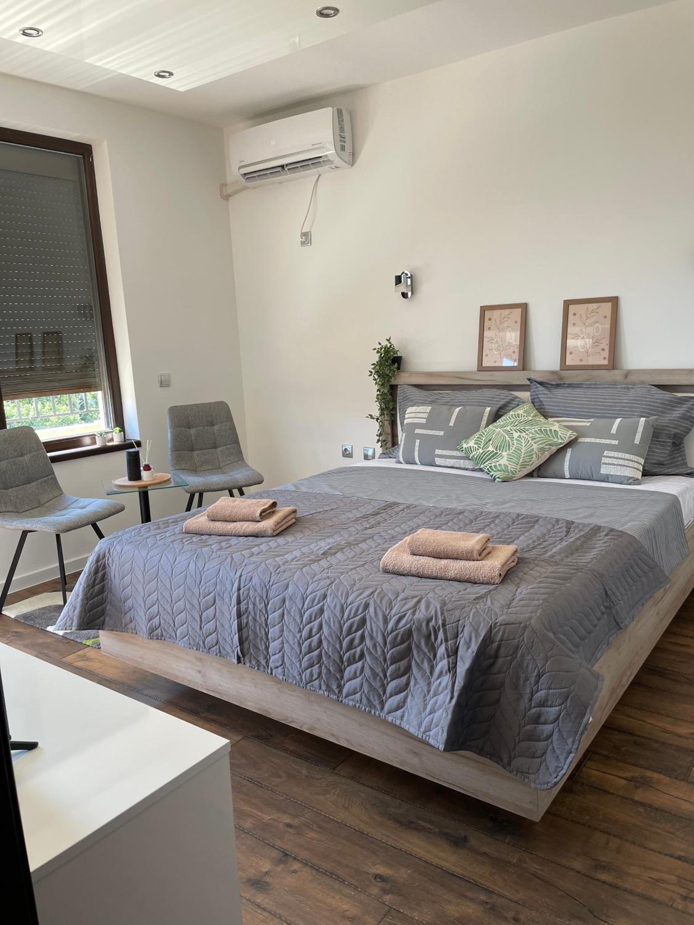 One-Bedroom Apartment photo 1