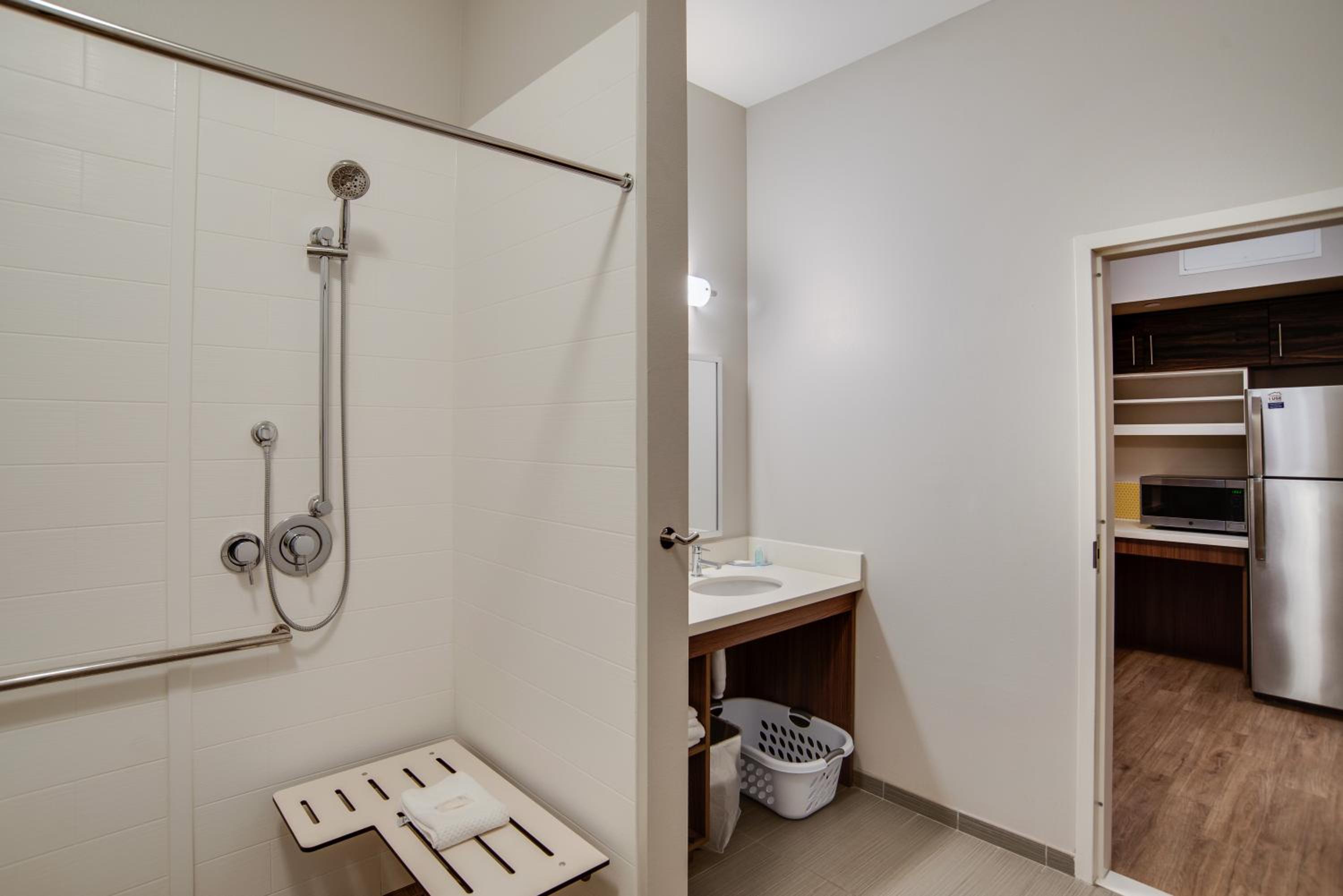 1 King Bed, Efficiency, Suite, Nonsmoking, Accessible - Photo 6