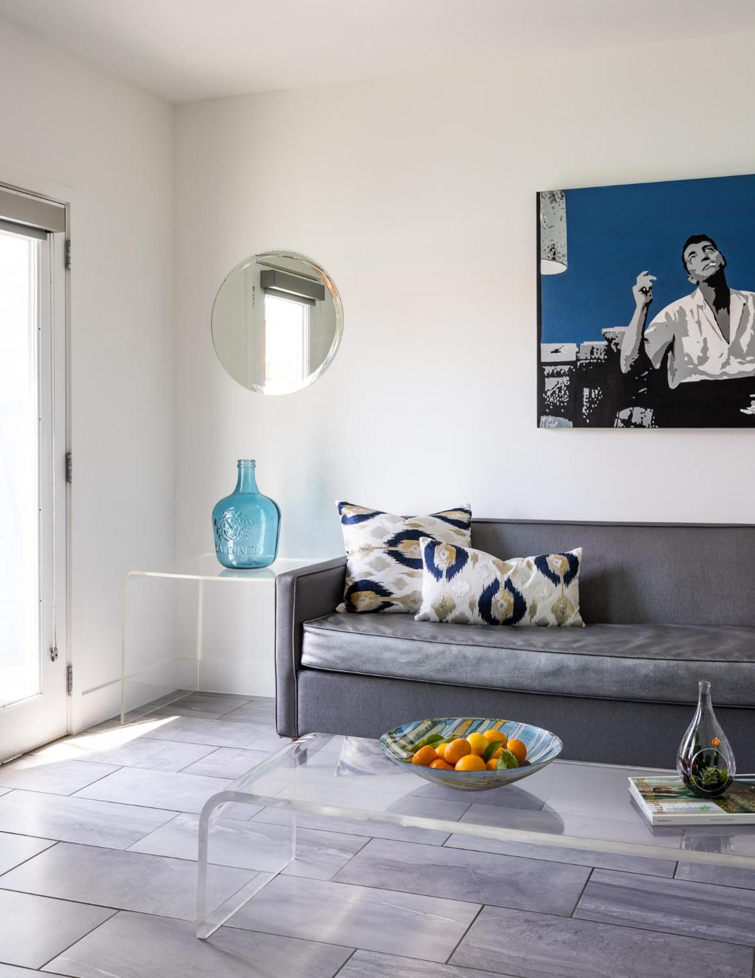 One-Bedroom Suite - Photo 7