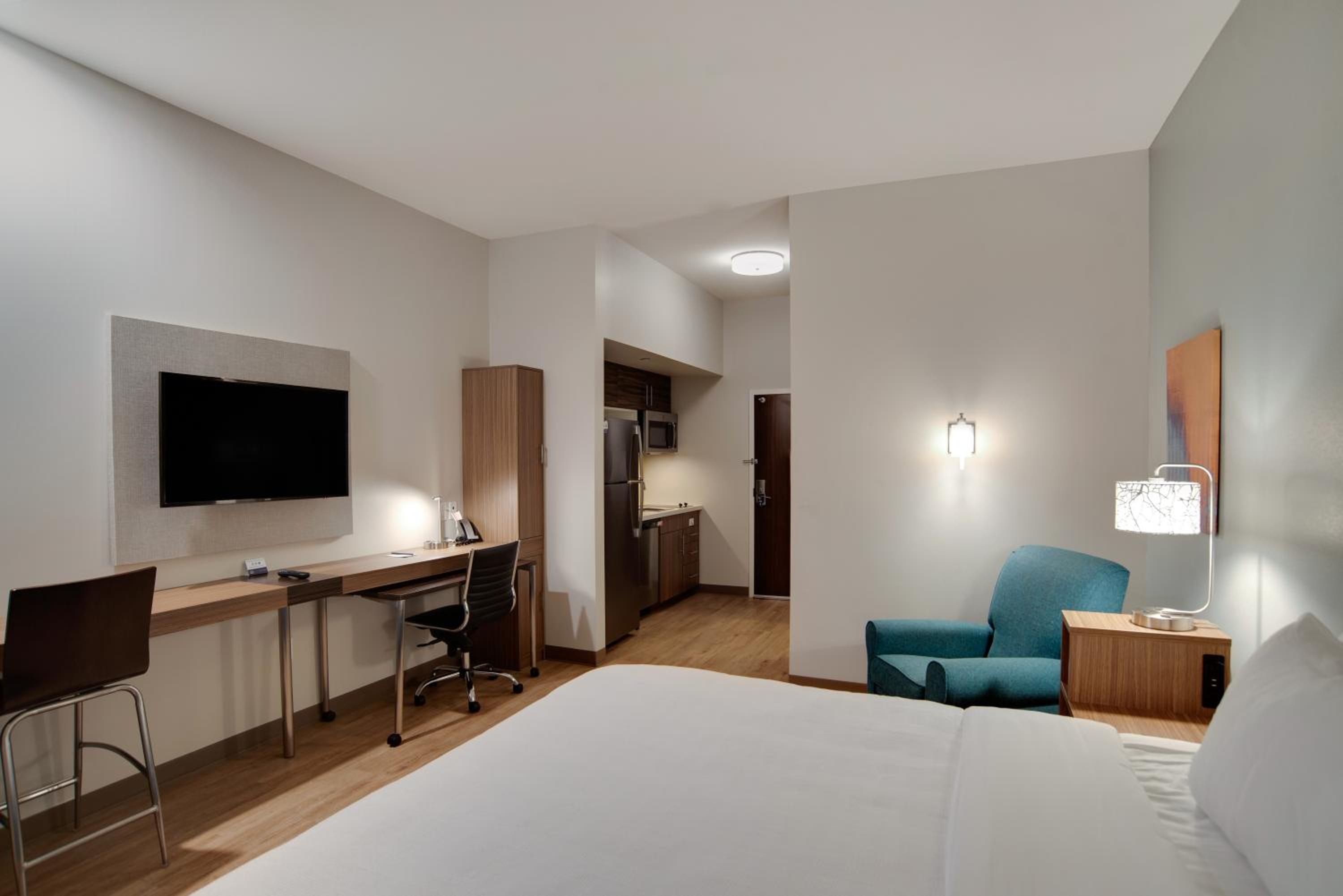 King Suite - Non Smoking/Pet Friendly - Photo 2