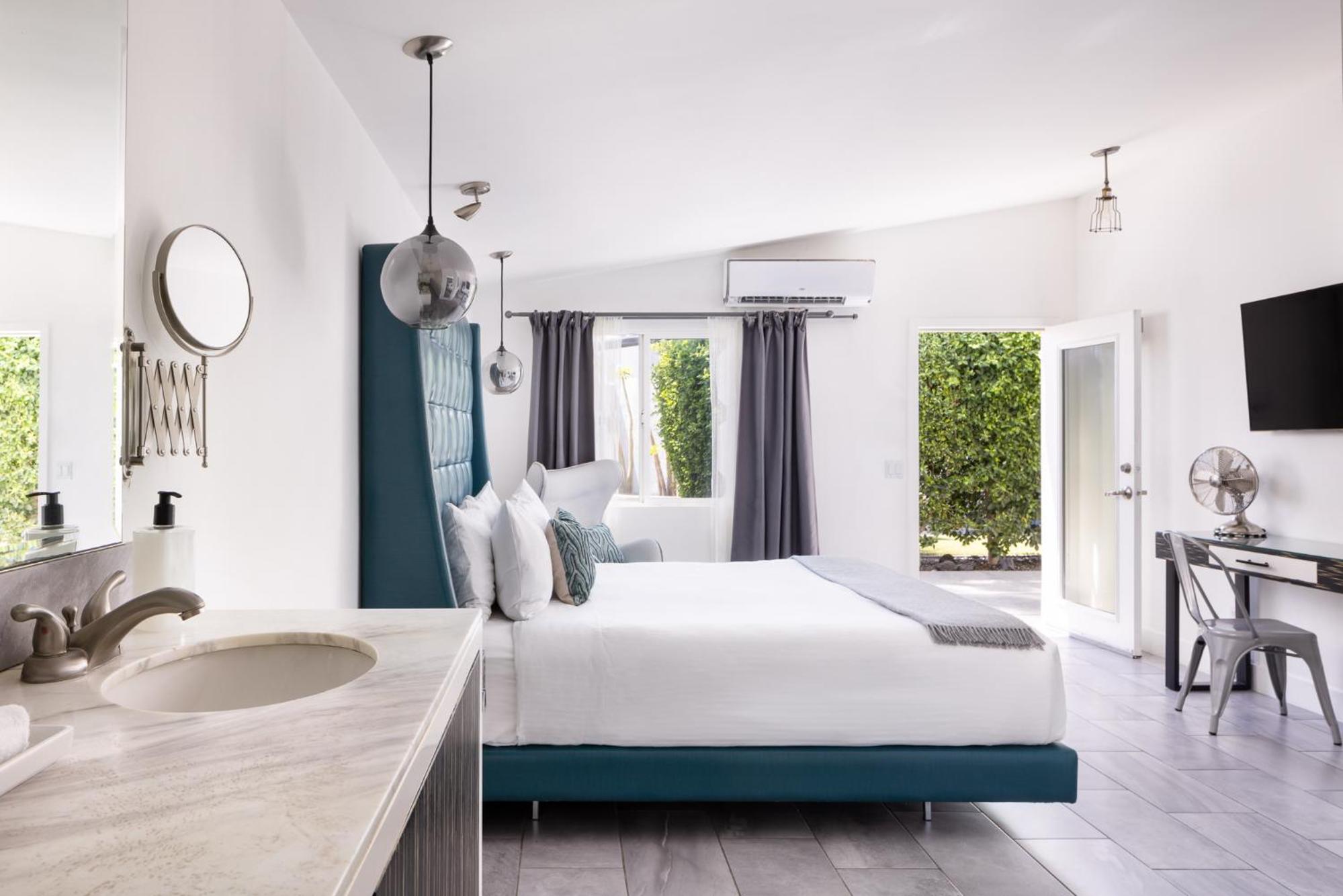 Standard King Room - Photo 6