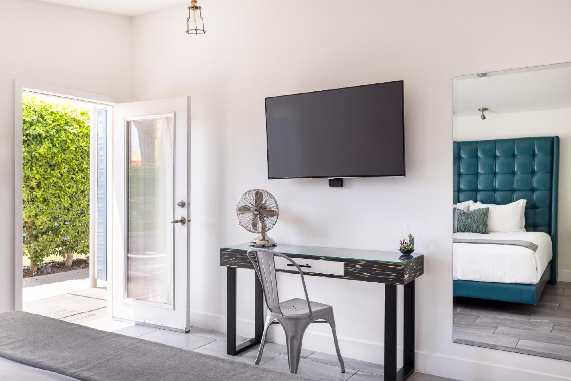 Standard King Room - Photo 5