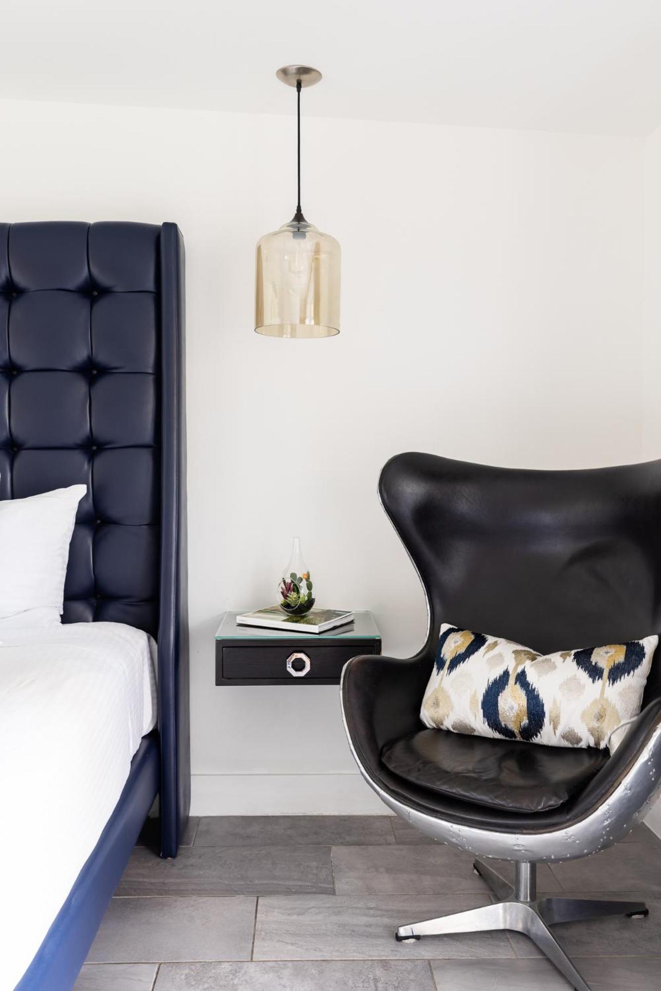 Deluxe King Room - Photo 9
