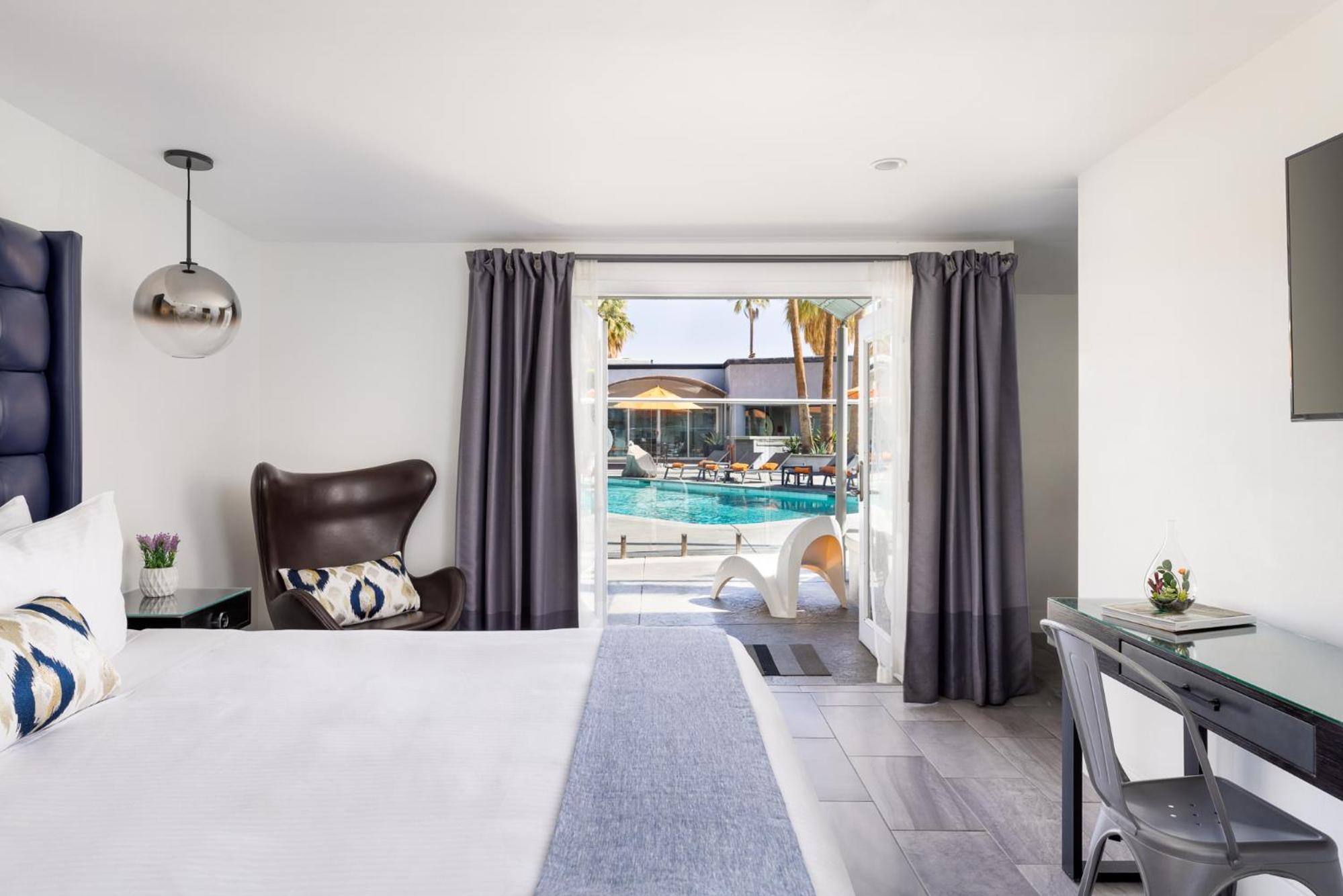 Deluxe King Room - Photo 7