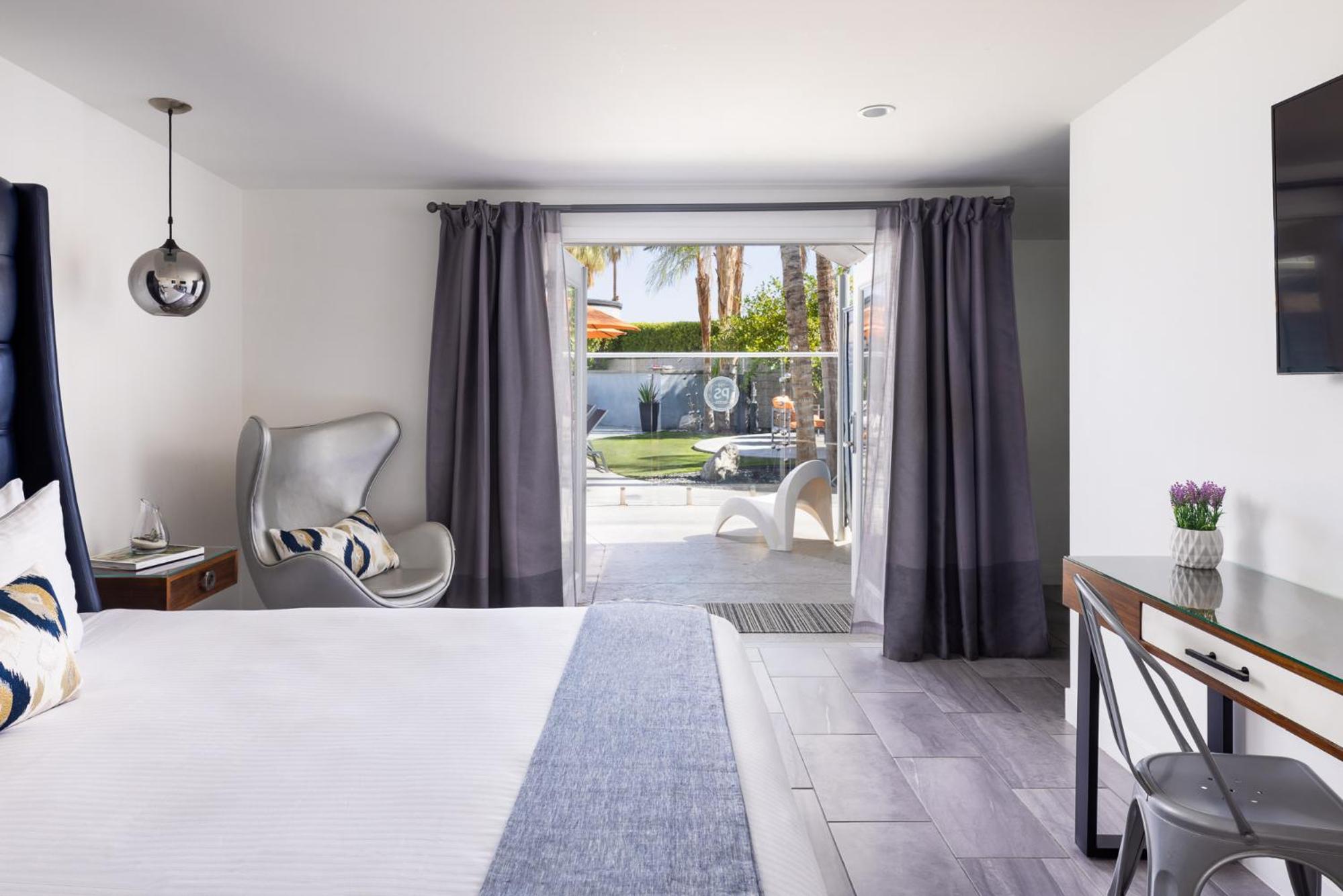 Deluxe King Room - Photo 10
