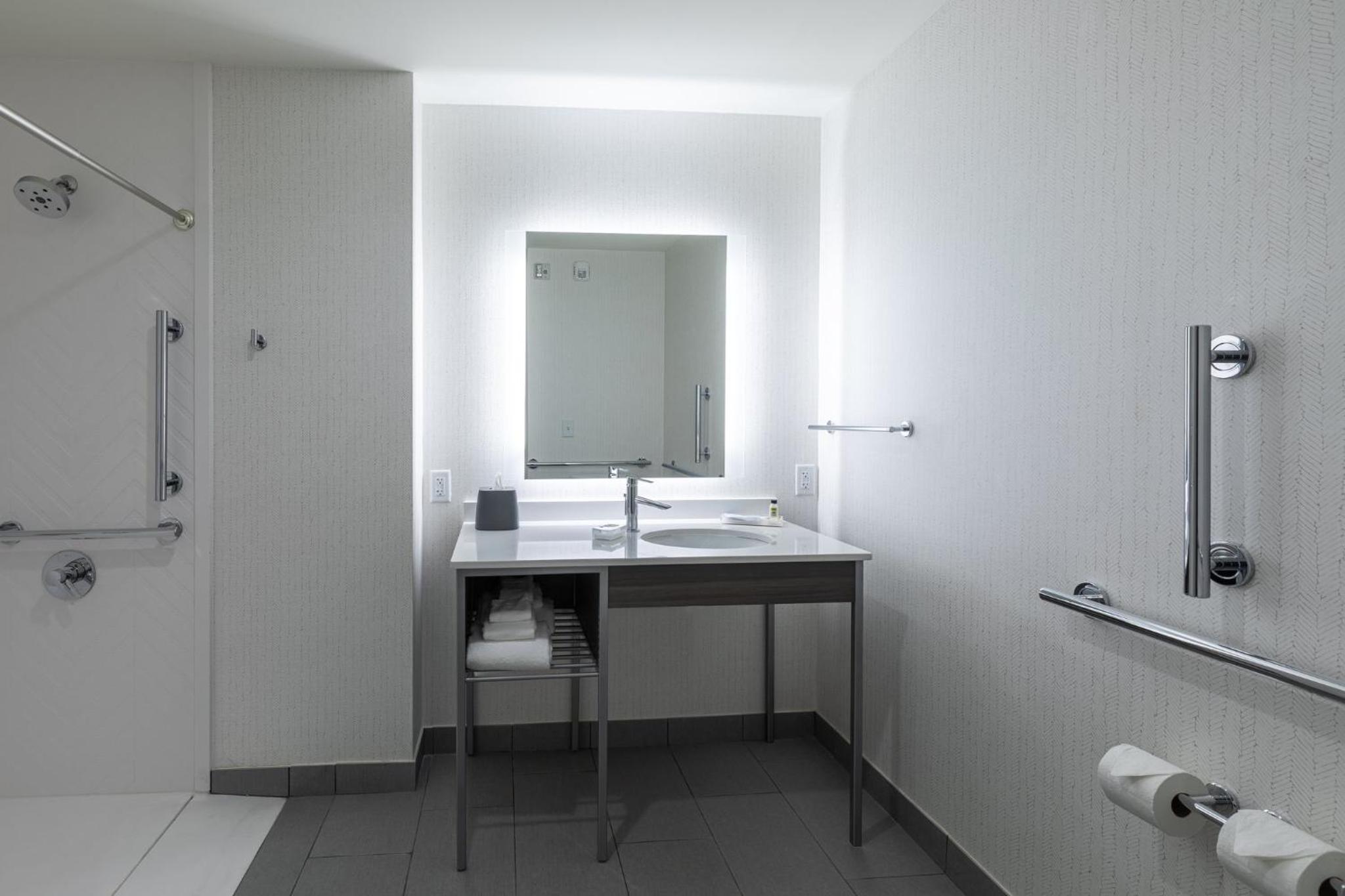 King Room with Roll-In Shower - Disability Access - Photo 12