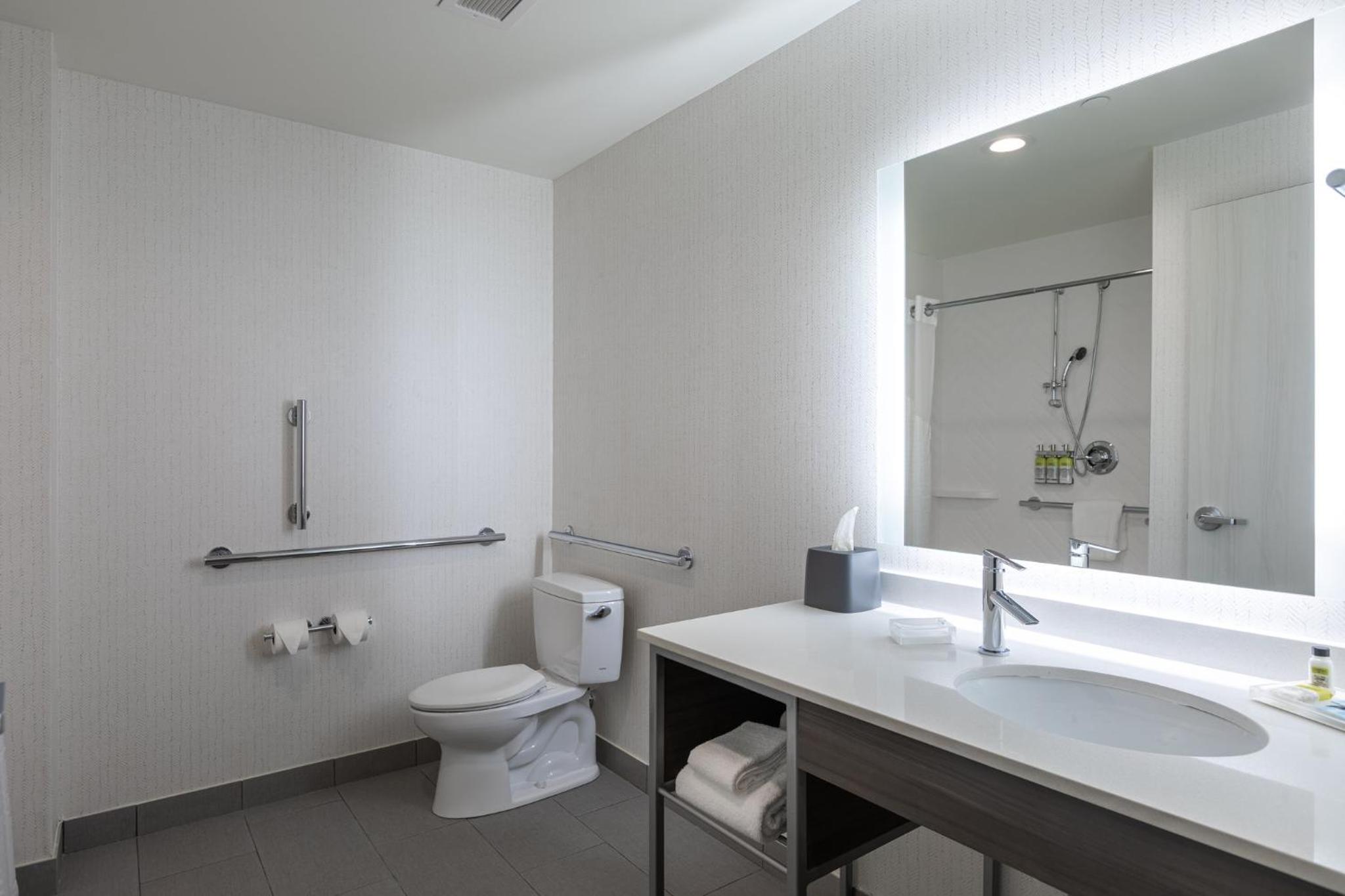 King Room with Roll-In Shower - Disability Access - Photo 11
